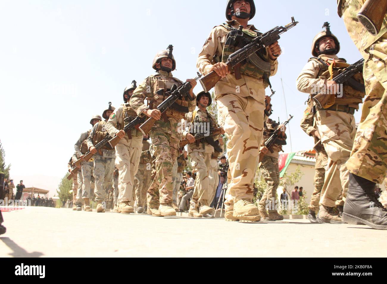 Le forze di sicurezza afghane durante una marcia militare nella provincia di Badakhshan, il 19 agosto 2018. Mostrano le loro capacità militari alla gente per fidarsi della gente di queste forze. (Foto di Mohammad Sharif Shayeq/NurPhoto) Foto Stock
