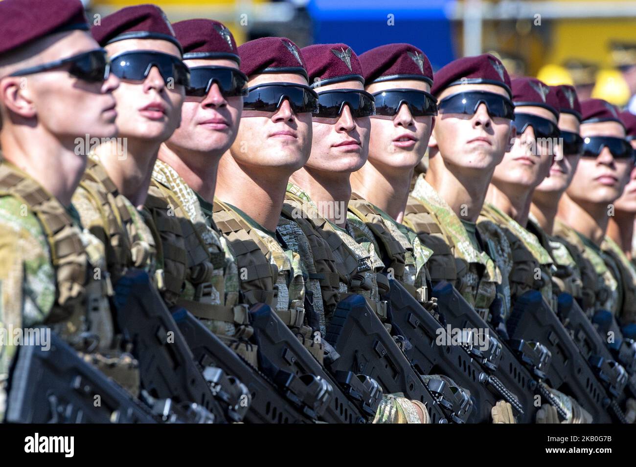 i militari ucraini marciano durante una parata militare che segna la Giornata dell'Indipendenza dell'Ucraina a Kiev, Ucraina 24 agosto 2018. (Foto di Maxym Marusenko/NurPhoto) Foto Stock
