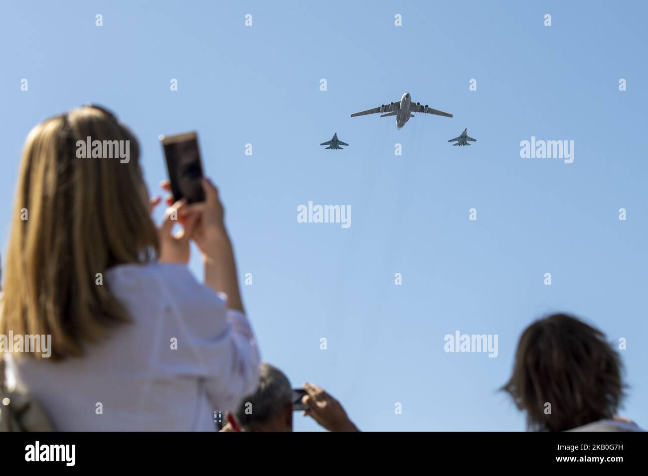 Un aereo da trasporto militare il-76 scortato da combattenti MiG-29 sorvola Piazza dell'Indipendenza di Kyiv, Ucraina, 24 agosto 2018, (Foto di Maxym Marusenko/NurPhoto) Foto Stock