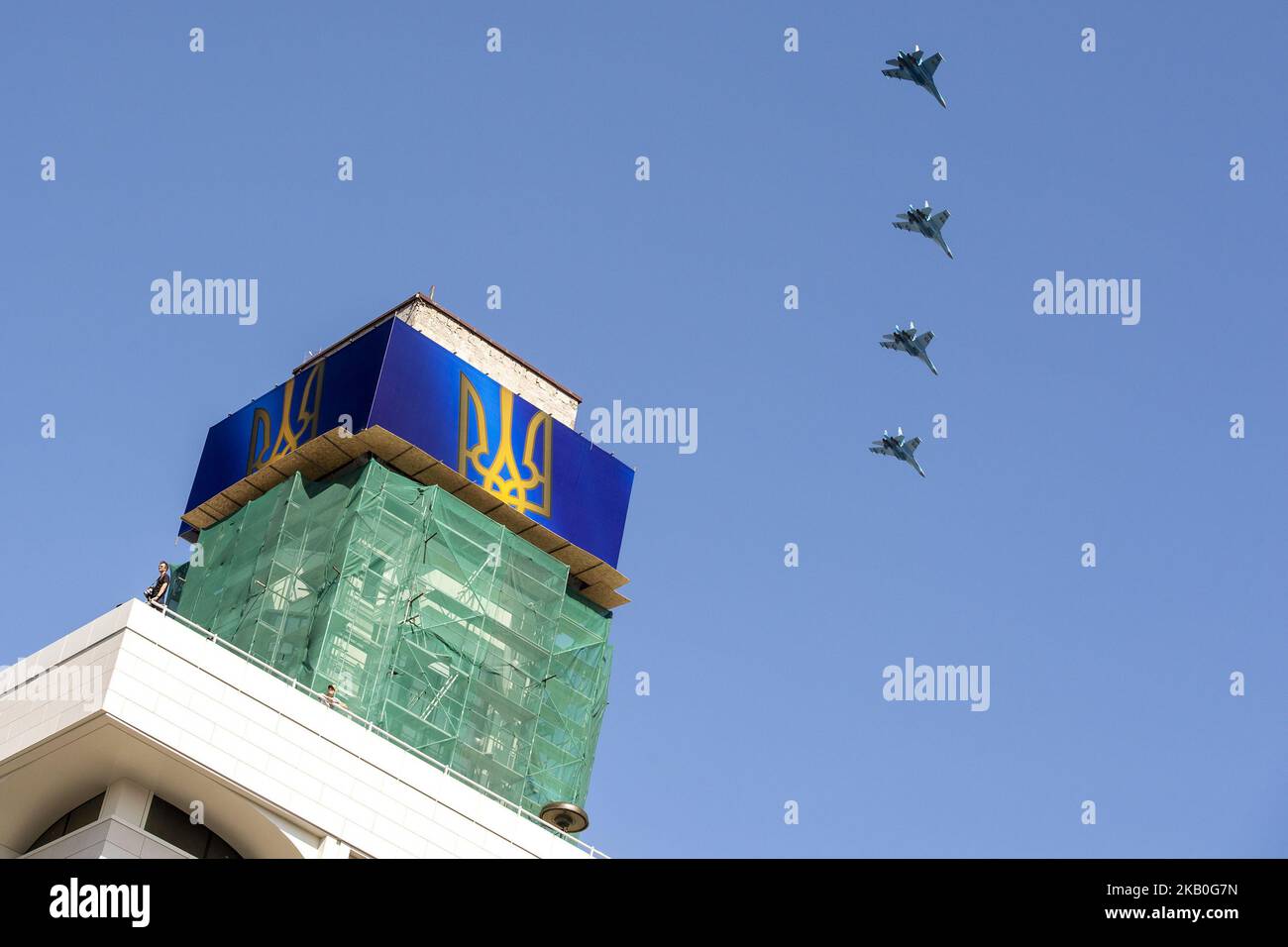 I combattenti militari su-24 volano sopra Piazza dell'Indipendenza di Kyiv durante una parata in occasione delle celebrazioni del 'giorno dell'Indipendenza' del paese, Ucraina, 24 agosto 2018 (Foto di Maxym Marusenko/NurPhoto) Foto Stock