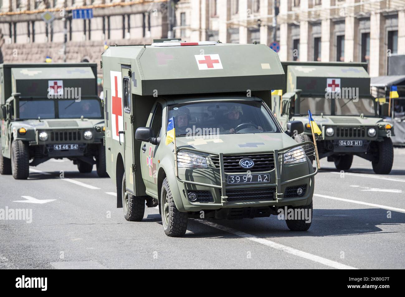 Macchine mediche militari guidano durante una parata militare che segna la Giornata dell'Indipendenza dell'Ucraina a Kiev, Ucraina 24 agosto 2018. (Foto di Maxym Marusenko/NurPhoto) Foto Stock