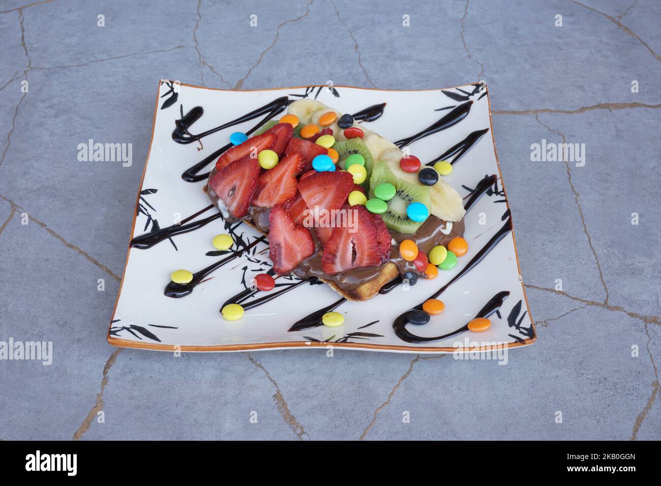 Waffle alla fragola, alla banana e al bonbon Foto Stock