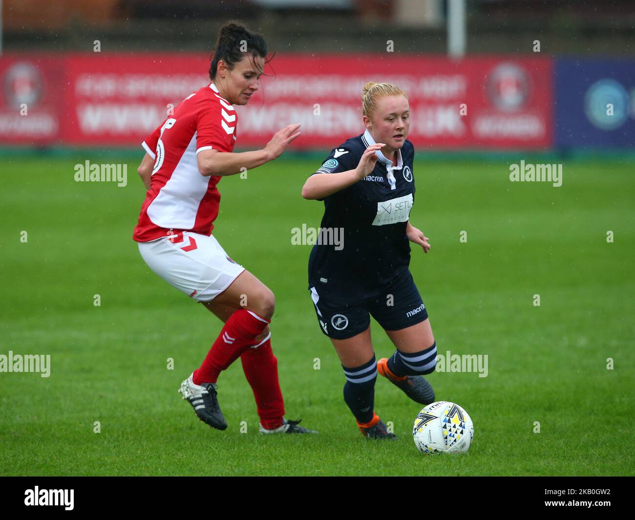 L-R Elizabeta Ejupi di Charlton Athletic Women e Beth Lumsden di Millwall Lionesses L.F.C durante la partita di fa Women's Continental League Cup tra Charlton Women e Millwall Lionesses al VCD Athletic di Crayford, Inghilterra il 26 agosto 2018. (Foto di Action Foto Sport/NurPhoto) Foto Stock