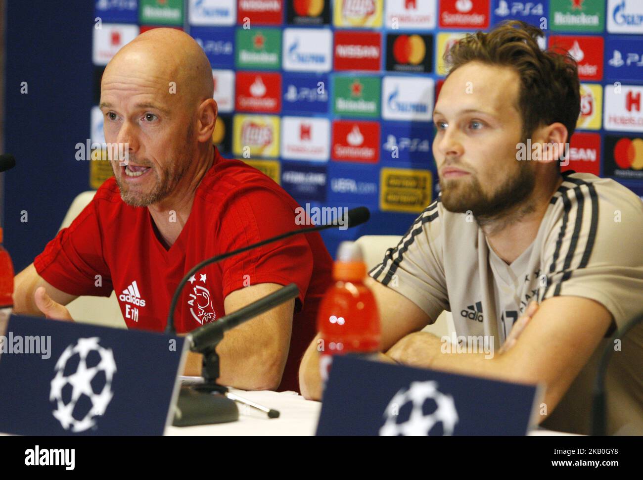 Erik Ten Hag (L) e il giocatore di Ajax Daley Blind (R) partecipano ad una conferenza stampa a Kiev, in Ucraina, il 27 agosto 2018. AJAX Amsterdam giocherà contro il FC Dynamo Kyiv alla partita di calcio della UEFA Champions League, seconda tappa, il 28 agosto. (Foto di Str/NurPhoto) Foto Stock