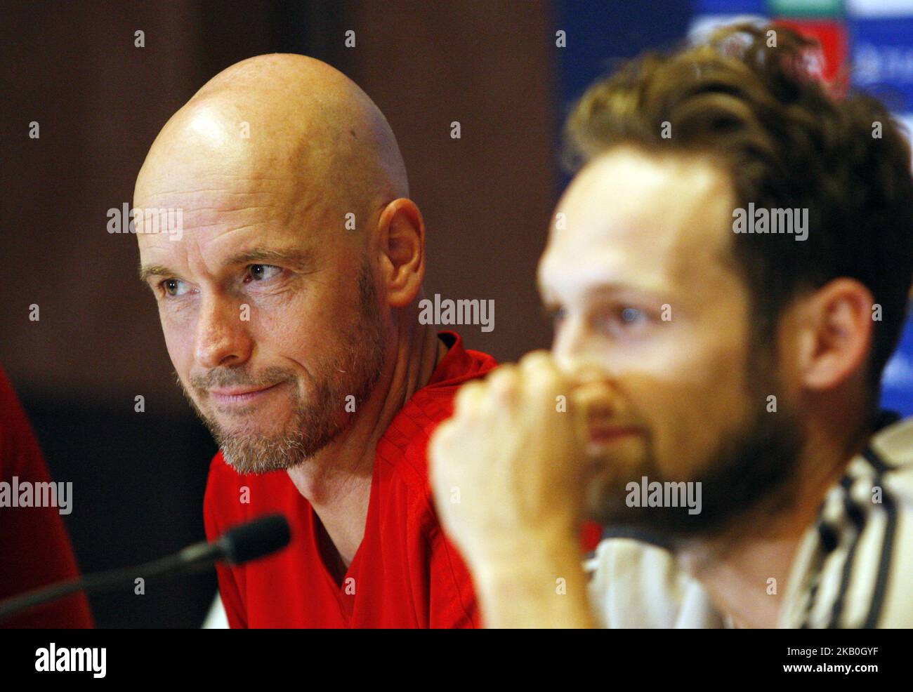 Erik Ten Hag (L) e il giocatore di Ajax Daley Blind (R) partecipano ad una conferenza stampa a Kiev, in Ucraina, il 27 agosto 2018. AJAX Amsterdam giocherà contro il FC Dynamo Kyiv alla partita di calcio della UEFA Champions League, seconda tappa, il 28 agosto. (Foto di Str/NurPhoto) Foto Stock