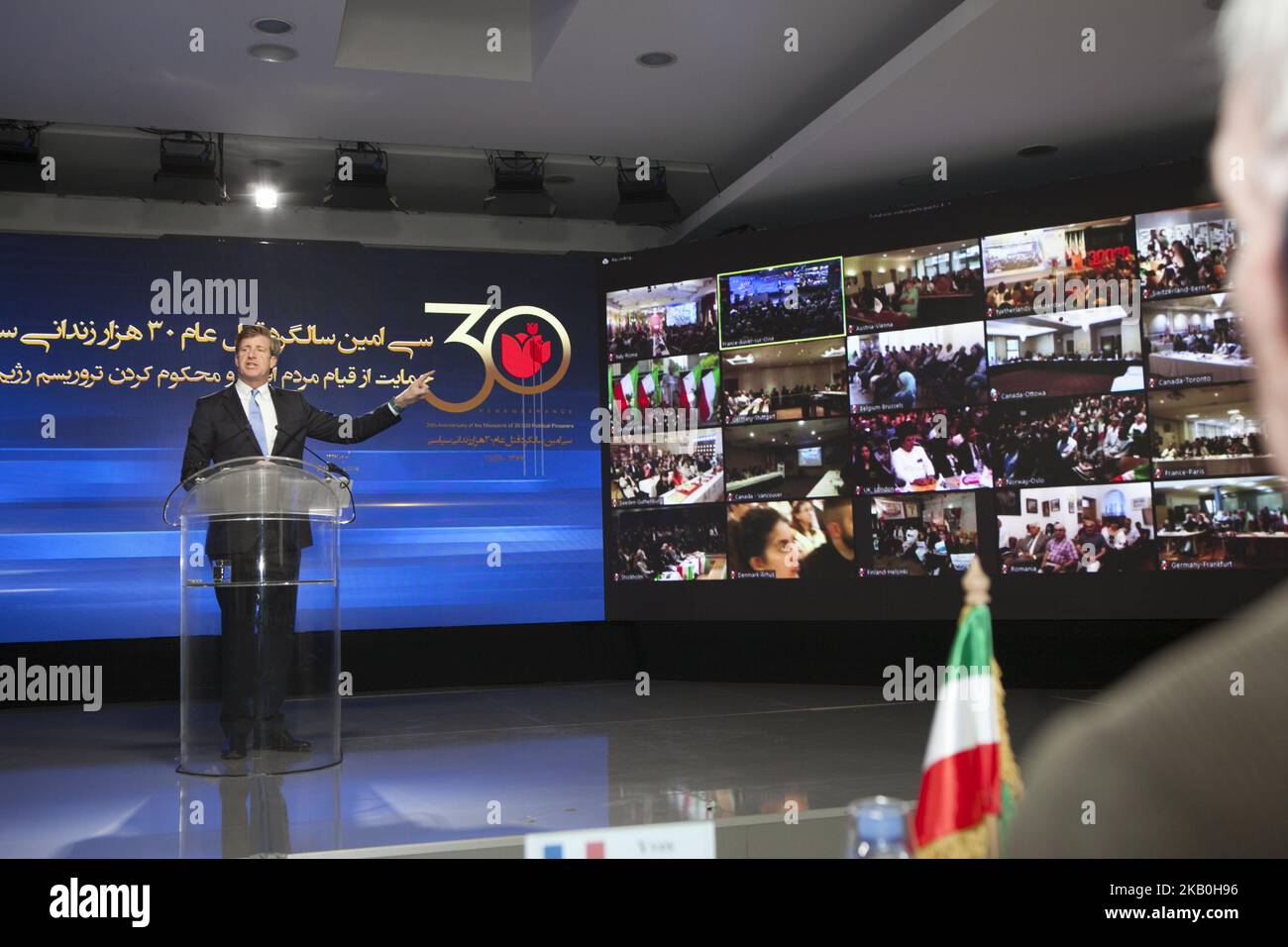 Patrick Kennedy, Auvers-sur-Oise, Francia 25/08/2018 - gli iraniani hanno commemorato i 30.000 prigionieri politici massacrati nel 1988 in Iran, in una conferenza online che si è tenuta simultaneamente in 20 grandi città e capitali d'Europa e del Nord America. Kennedy ha sottolineato gli sforzi della People’s Mojahedin Organization of Iran (MEK/PMOI) e della Sig.ra Maryam Rajavi come fonte di ispirazione per i manifestanti anti anti anti-regime in Iran e ha sottolineato il fatto che i giovani rifiutano entrambe le fazioni del regime. (Foto di Siavosh Hosseini/NurPhoto) Foto Stock
