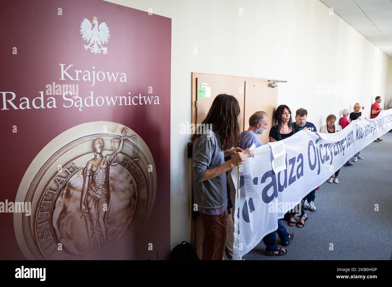 Un gruppo di persone che rappresentano il movimento 'Obywatele RP' (i cittadini della Polonia) blocca l'ingresso alla sala riunioni del Consiglio Nazionale della Giudice a Varsavia, Polonia, il 27 agosto 2018. L'azione di protesta ha ritardato l'inizio della riunione del Consiglio durante la quale il Registro della Corte Nazionale deve selezionare i candidati per la Camera civile della Corte Suprema. Il movimento 'Obywatele RP' (i cittadini della Polonia) è un movimento civico informale impegnato in azioni a favore della democrazia e in un movimento antifascista, contrario alle azioni del governo guidato dal partito diritto e Giustizia (PIS) . (Foto Foto Stock