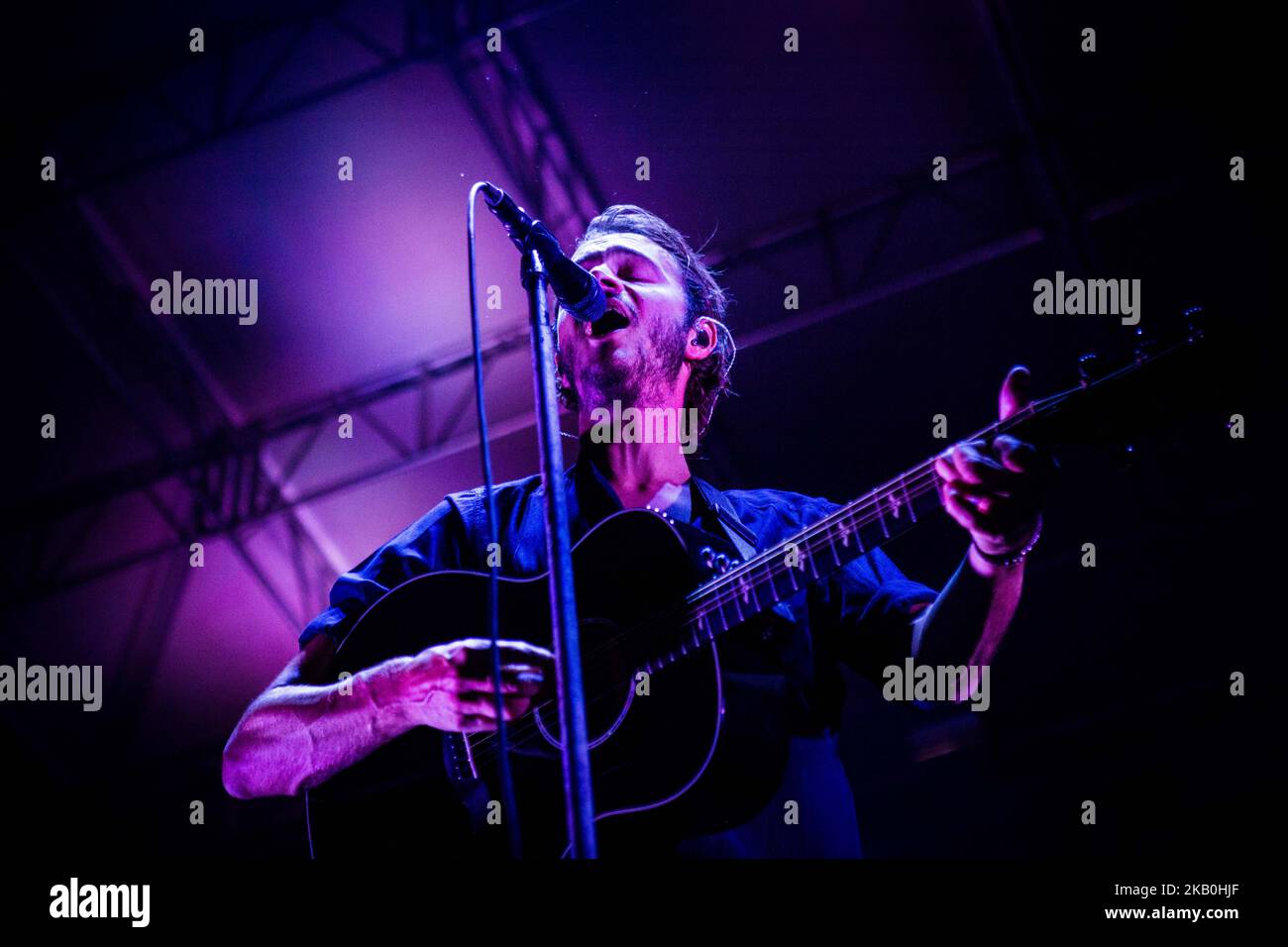 Tom Smith della rock band inglese Editori raffigurati sul palco mentre si esibiscono al Festival di oggi 2018 a Torino (Foto di Roberto Finizio/NurPhoto) Foto Stock