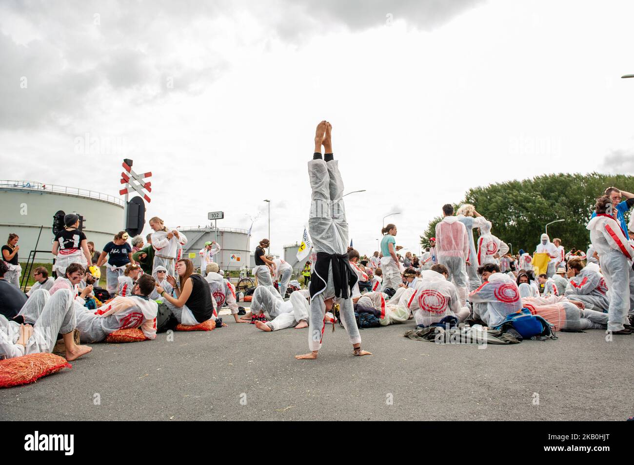 Il movimento 'Code Roy' ha organizzato un'azione di disobbedienza civile contro il collettivo della compagnia petrolifera NAM incorporando Royal Dutch Shell PLC e Exxon Mobil Corp il 28th agosto a Groningen, Paesi Bassi. Mentre i terremoti diventano più intensi e più frequenti nel nord dei Paesi Bassi, si fa sempre più pressione sul governo per ridurre la quantità di gas che viene estratta in quel paese. Con questa azione, il Code Rood chiede il risarcimento dei danni e la fine dell'estrazione di gas a Groningen. Il gas di Groningen è stato scoperto negli anni '1960s. Da allora, il governo olandese ha registrato un livello stimato di 250 dollari Foto Stock