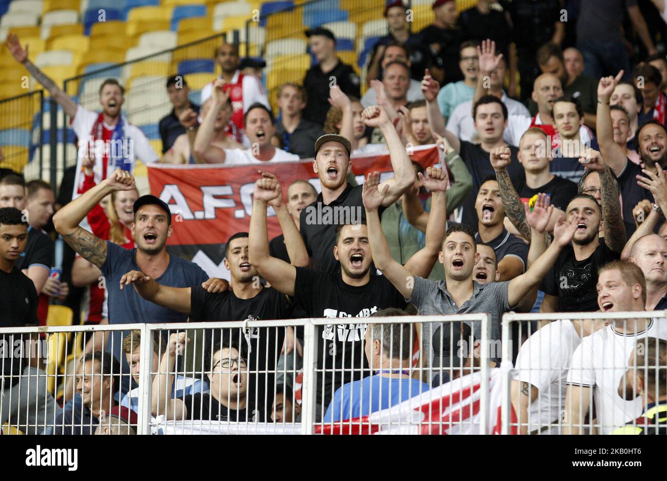 I tifosi dell'AJAX Amsterdam reagiscono durante il play-off della UEFA Champions League, la partita di calcio di seconda gamba tra Ajax Amsterdam e l'FC Dynamo Kyiv, allo stadio NSC Olimpiyskiy di Kiev, in Ucraina, il 28 agosto 2018. (Foto di Str/NurPhoto) Foto Stock