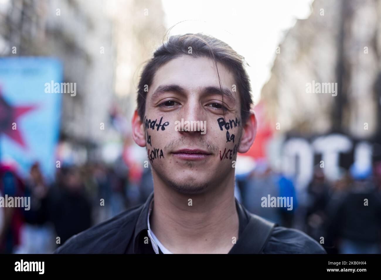 Un giovane protesta durante la quarta protesta nazionale contro 'gatillo fÃ¡cila' e la repressione della polizia a Buenos Aires, Argentina, il 27 2018 agosto. (Foto di Gala Abramovich/NurPhoto) Foto Stock