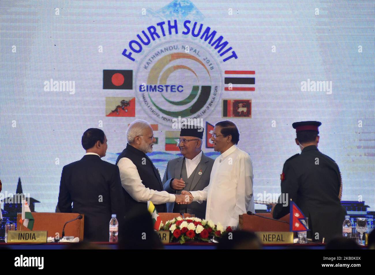 Il primo ministro indiano Narendra modi stringe la mano con il presidente dello Sri Lanka Maithripala Sirisena durante il vertice del 2018 dell'iniziativa Multi-Sectory Technical and Economic Cooperation (BIMSTEC) a Kathmandu, Nepal, giovedì 30 agosto 2018. (Foto di Narayan Maharjan/NurPhoto) Foto Stock
