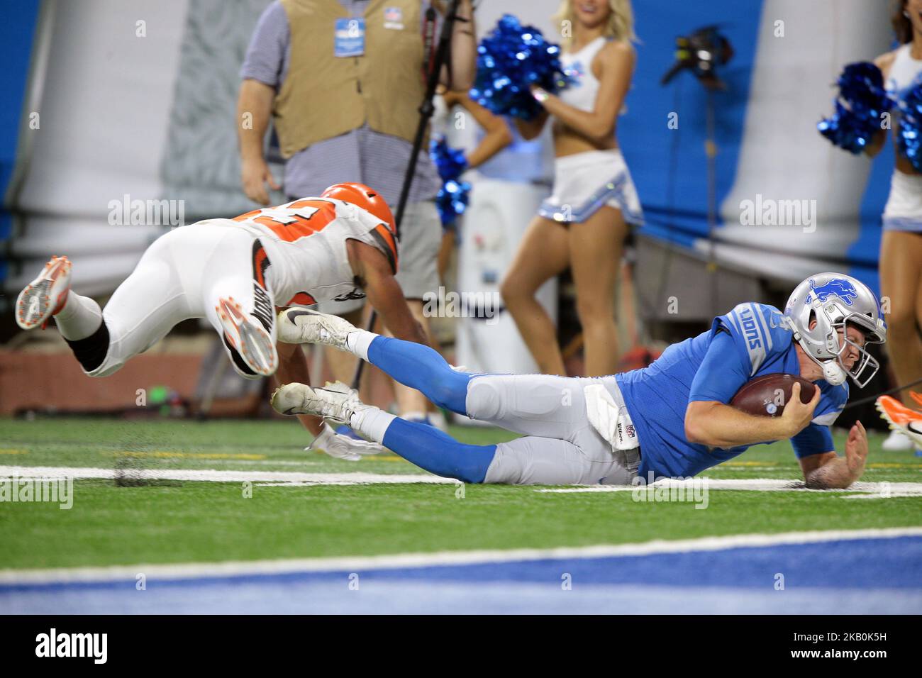 Il quarterback dei Detroit Lions Jake Rudock (14) salta verso la linea di un cantiere sotto la pressione della schiena difensiva di Cleveland Browns Elijah Campbell (43) durante la seconda metà di una partita di football della NFL a Detroit, Michigan USA, giovedì 30 agosto 2018. (Foto di Jorge Lemus/NurPhoto) Foto Stock