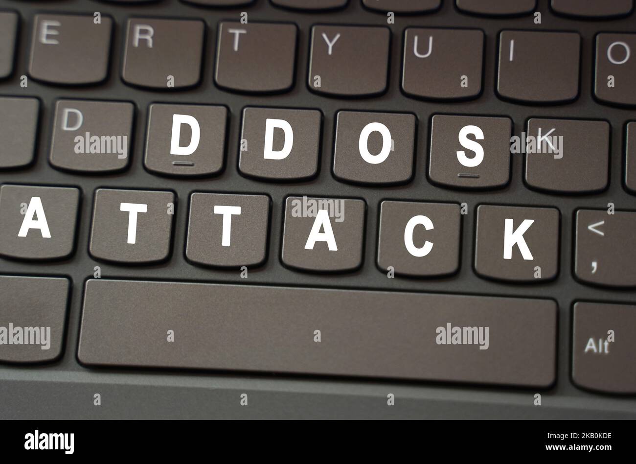 Concetto di Internet. Sulla tastiera nera, l'iscrizione è evidenziata in bianco - ATTACCO DDOS Foto Stock