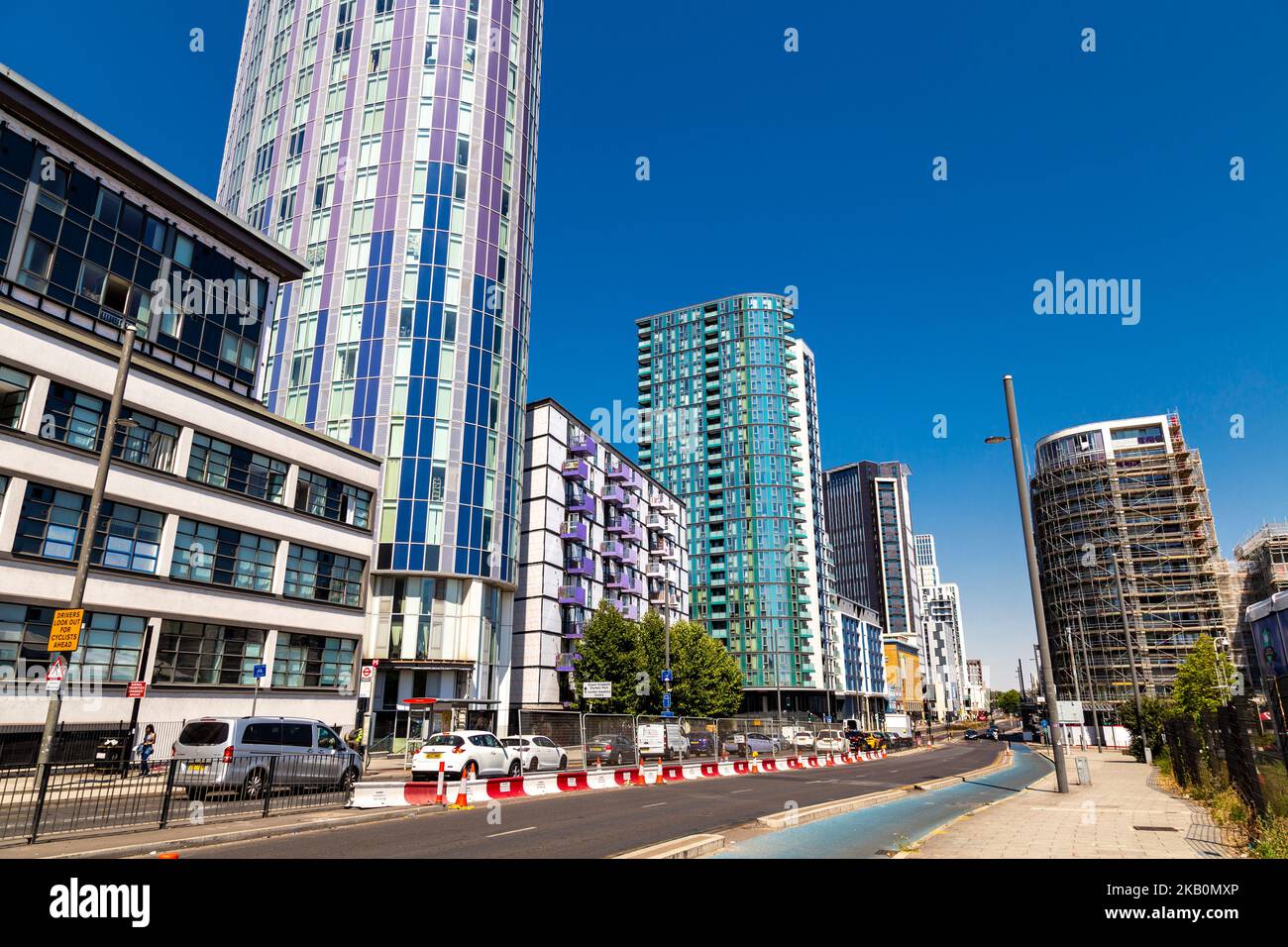 Torri residenziali (Halo Tower, una ottanta Stratford, Aspire Point) lungo Stratford High Street, Londra, Regno Unito Foto Stock