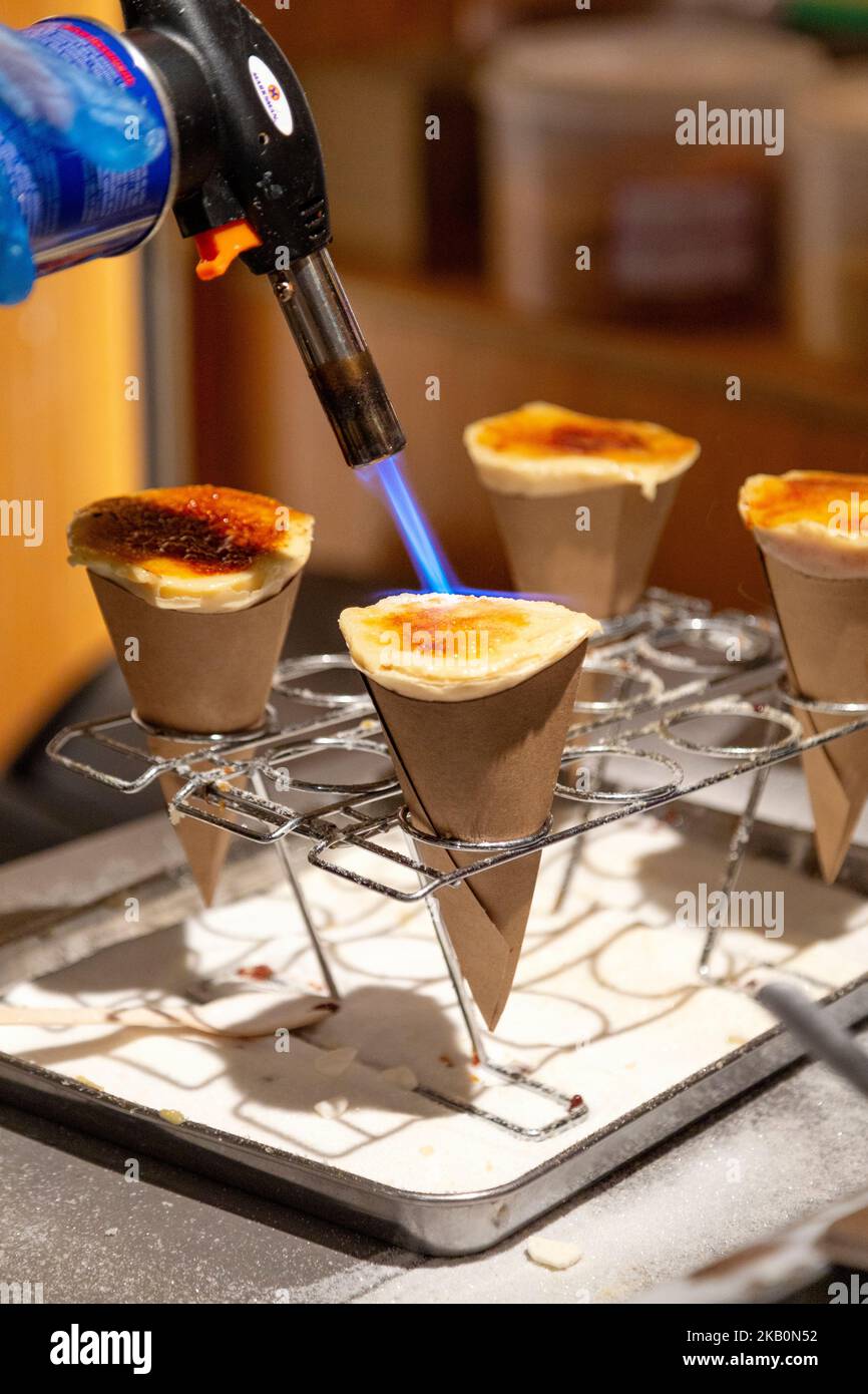 Crepes riempito di creme brulee da Boolay Crepes, Seven Dials Market, Covent Garden, Londra, Regno Unito Foto Stock