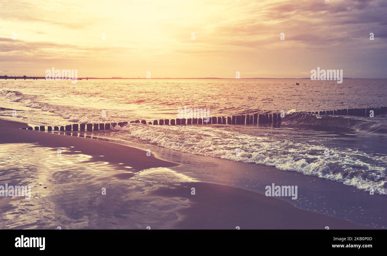 Spiaggia al tramonto, messa a fuoco selettiva, tonalità di colore applicata. Foto Stock