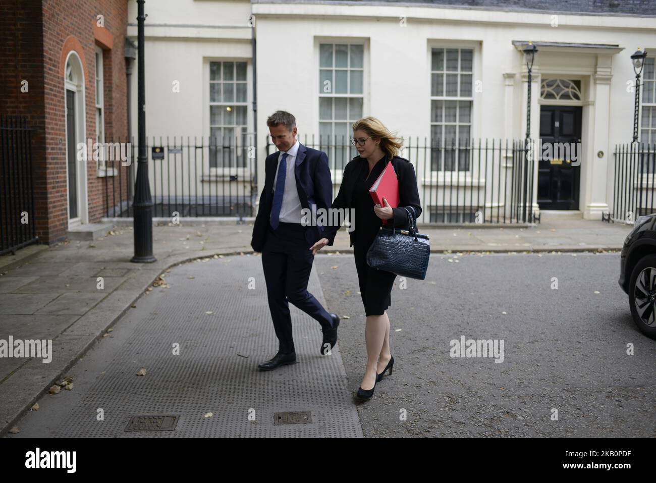 Il Segretario agli Esteri Jeremy Hunt (L) e il Segretario allo sviluppo Internazionale Penny Mordaunt (R) lasciano Downing Street mentre frequenta il primo incontro del Gabinetto dopo la pausa estiva a Londra il 4 settembre 2018. (Foto di Alberto Pezzali/NurPhoto) Foto Stock