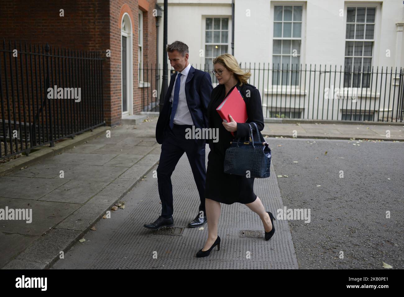 Il Segretario agli Esteri Jeremy Hunt (L) e il Segretario allo sviluppo Internazionale Penny Mordaunt (R) lasciano Downing Street mentre frequenta il primo incontro del Gabinetto dopo la pausa estiva a Londra il 4 settembre 2018. (Foto di Alberto Pezzali/NurPhoto) Foto Stock
