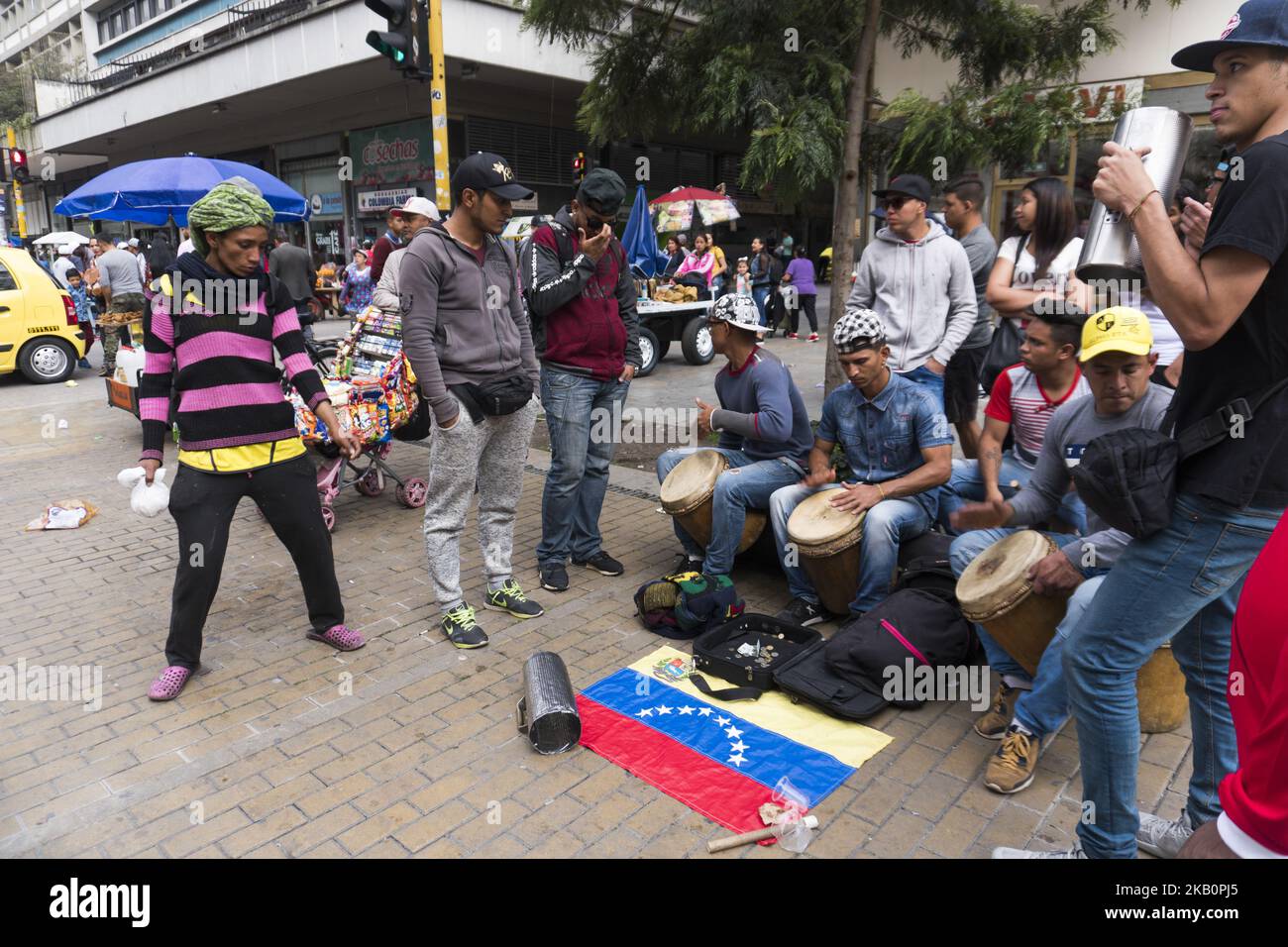 Una banda di tamburi provenienti dal Venezuela fa una presentazione in uno dei più importanti viali della città di Bogotà, Colombia, il 2 settembre 2018. Cercano di guadagnare denaro extra a causa della crisi nel loro paese (Foto di Daniel Garzon Herazo/NurPhoto) Foto Stock