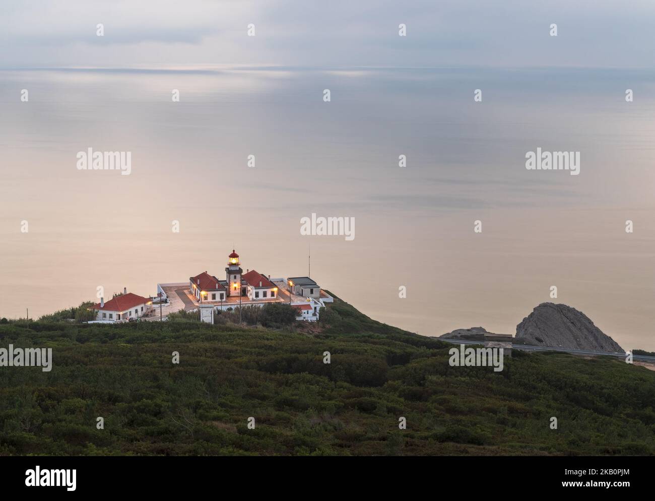 Bellissimo paesaggio di Capo Mondego a Figueira da Foz, Portogallo, con il faro in primo piano e il mare sullo sfondo. Foto Stock
