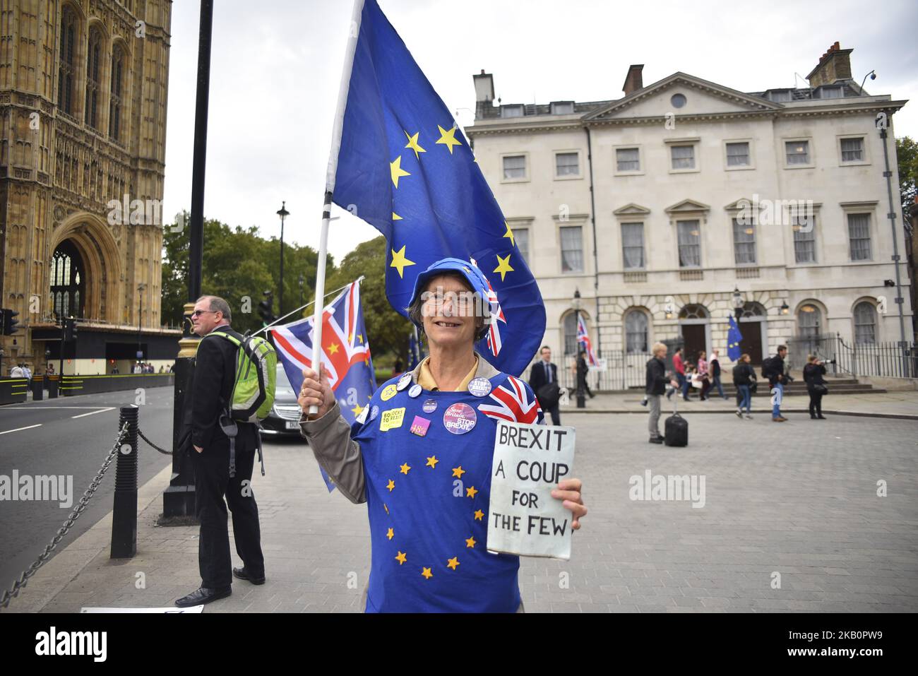 I demonstratori si riuniscono al di fuori del Parlamento per protestare contro la Brexit, sventolando le bandiere dell’UE e dell’Unione e un cartello con la scritta “la Brexit vale la pena?”, Londra il 4 settembre 2018. (Foto di Alberto Pezzali/NurPhoto) Foto Stock