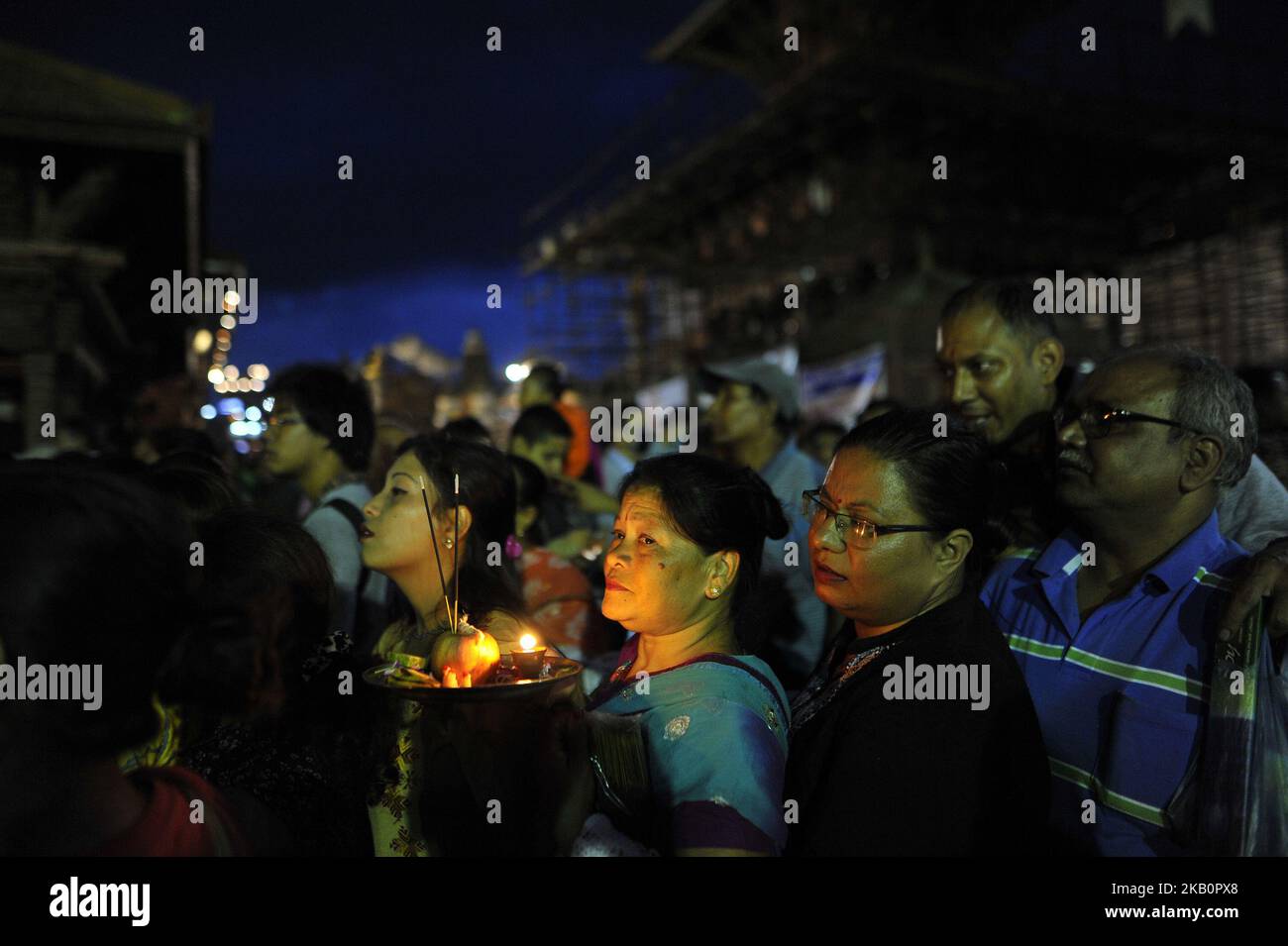 I devoti nepalesi che si lineggiano per offrire la preghiera rituale verso Lord Bhimsen durante il Bhimsen Jatra Festival celebrare a Lalitpur, Nepal Martedì, 04 settembre 2018. La divinità Bhimsen è peggiorata nella credenza di prosperità al commercio ed ai ricchi. (Foto di Narayan Maharjan/NurPhoto) Foto Stock