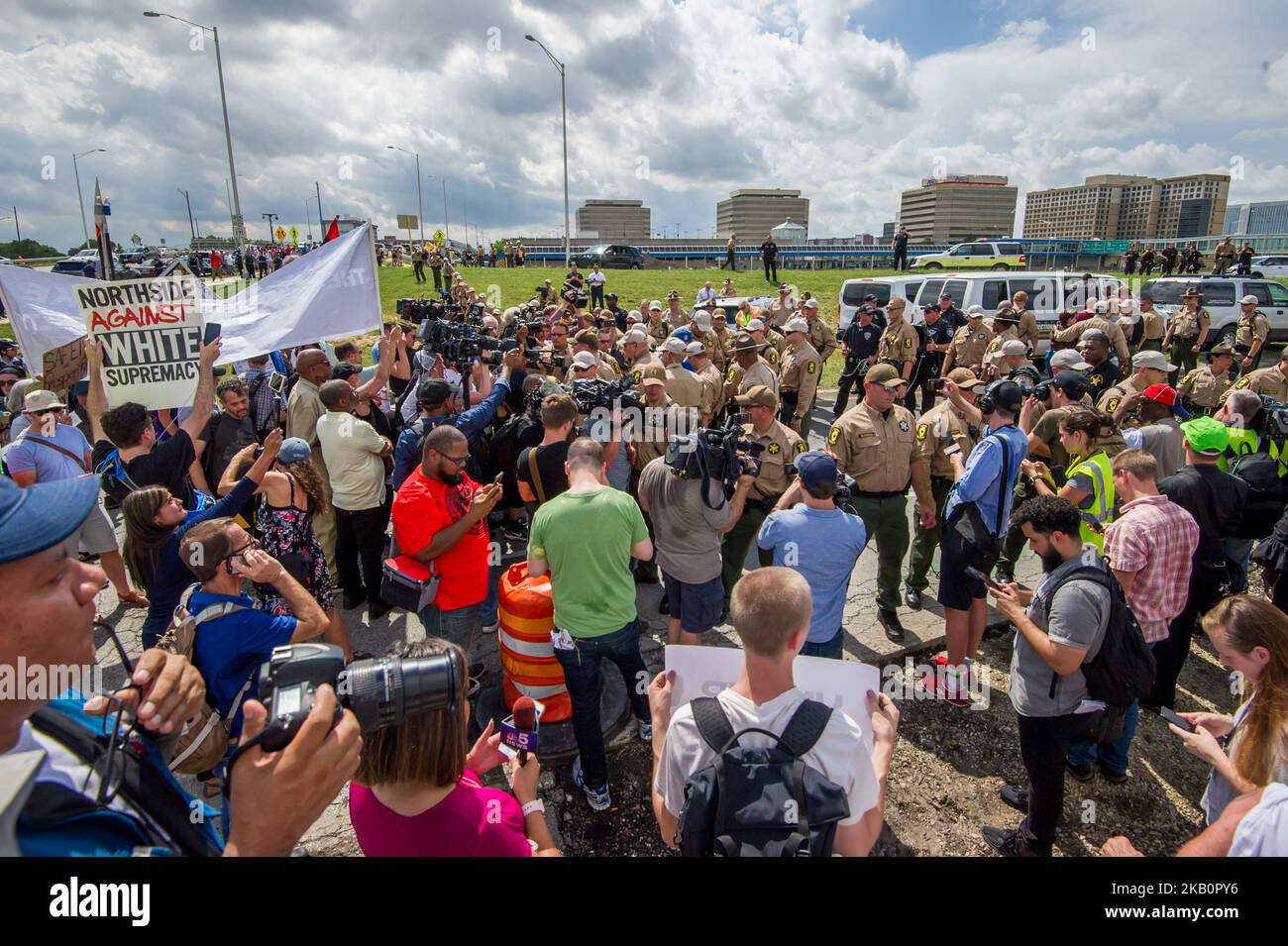 Gregory Livingston, della Chiesa Battista di New Hope nel West Humboldt Park, con altri manifestanti tenta di entrare nella rampa di Cumberland Avenue sulla i-90 Kennedy Expressway nel tentativo di chiudere l'aeroporto internazionale o'Hare il 3 settembre 2018 a Chicago, il. L'obiettivo della protesta era quello di portare l'attenzione sulle crescenti questioni legate alla violenza sulle armi della città, evidenziare i problemi nelle comunità minoritarie, tra cui la riassunzione di scuole chiuse e gli investimenti economici nei quartieri del sud e dell'ovest. (Foto di Patrick Gorski/NurPhoto) Foto Stock