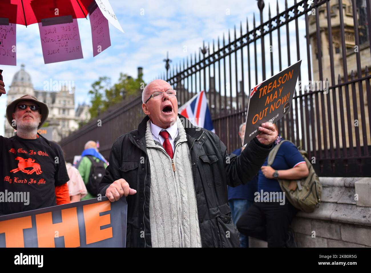 I dimostranti pro-Brexit si trovano di fronte ai dimostranti anti anti anti-Brexit che si riuniscono fuori dalle porte di Downing Street, e al di fuori del Parlamento per protestare contro il primo ministro Theresa May, Londra il 5 settembre 2018. (Foto di Alberto Pezzali/NurPhoto) Foto Stock