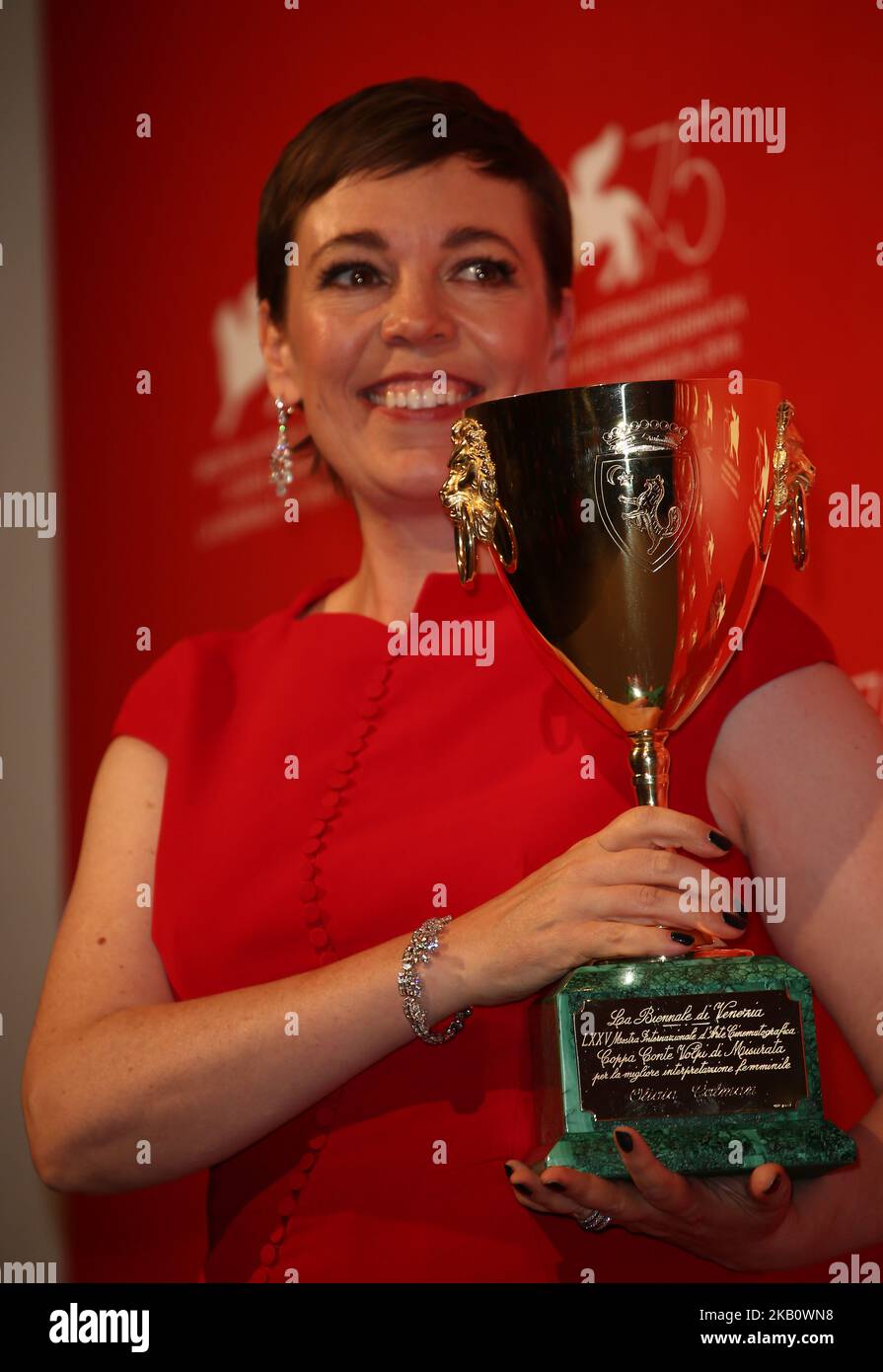 Olivia Colman si presenta con la Coppa Volpi per il premio migliore attrice per 'i favoriti' alla Photocall dei vincitori durante il 75th° Festival del Cinema di Venezia, il 8 settembre 2018 a Venezia. (Foto di Matteo Chinellato/NurPhoto) Foto Stock