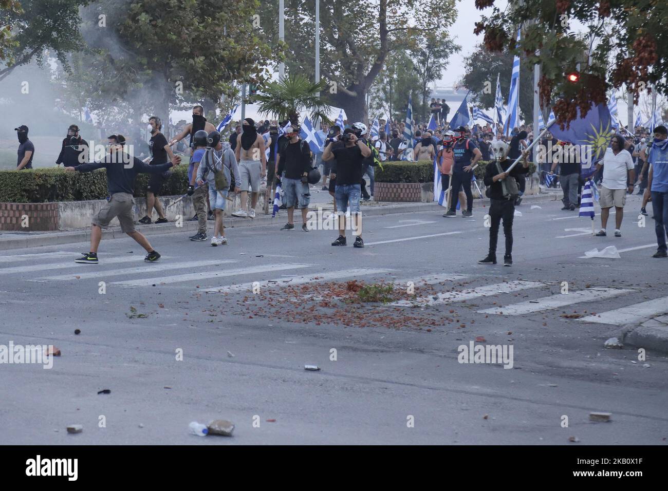 I manifestanti contro l'accordo sul nome tra la Grecia e la FYROM (Macedonia) si scontrano con la polizia durante una manifestazione, mentre il PM greco Alexis Tsipras ha tenuto il discorso annuale all'apertura della Fiera Internazionale di Salonicco del 83rd (TIF). La polizia ha usato la forza pesante, con i dipartimenti di polizia tumulto che arrivano da tutta la Grecia. Si stima che la polizia sia stata rinforzata con 6500 persone, un elicottero e droni. Ci sono stati molti feriti tra i manifestanti come ci sono stati pesanti combattimenti di strada e la polizia ha usato forti gas lacrimogeni e granate flashbang. Salonicco, Grecia - 8 settembre 2018 (Photo Foto Stock