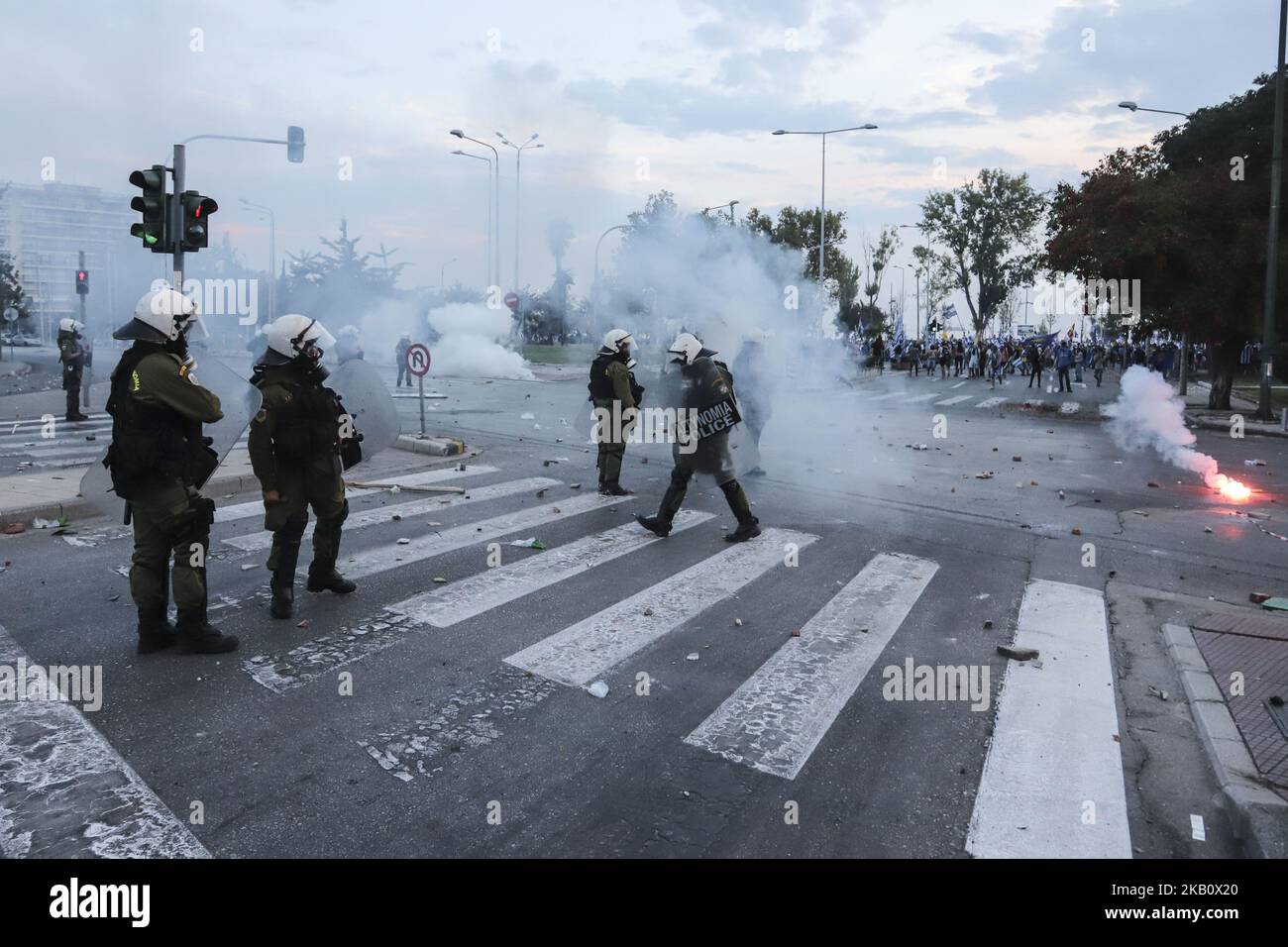 I manifestanti contro l'accordo sul nome tra la Grecia e la FYROM (Macedonia) si scontrano con la polizia durante una manifestazione, mentre il PM greco Alexis Tsipras ha tenuto il discorso annuale all'apertura della Fiera Internazionale di Salonicco del 83rd (TIF). La polizia ha usato la forza pesante, con i dipartimenti di polizia tumulto che arrivano da tutta la Grecia. Si stima che la polizia sia stata rinforzata con 6500 persone, un elicottero e droni. Ci sono stati molti feriti tra i manifestanti come ci sono stati pesanti combattimenti di strada e la polizia ha usato forti gas lacrimogeni e granate flashbang. Salonicco, Grecia - 8 settembre 2018 (Photo Foto Stock