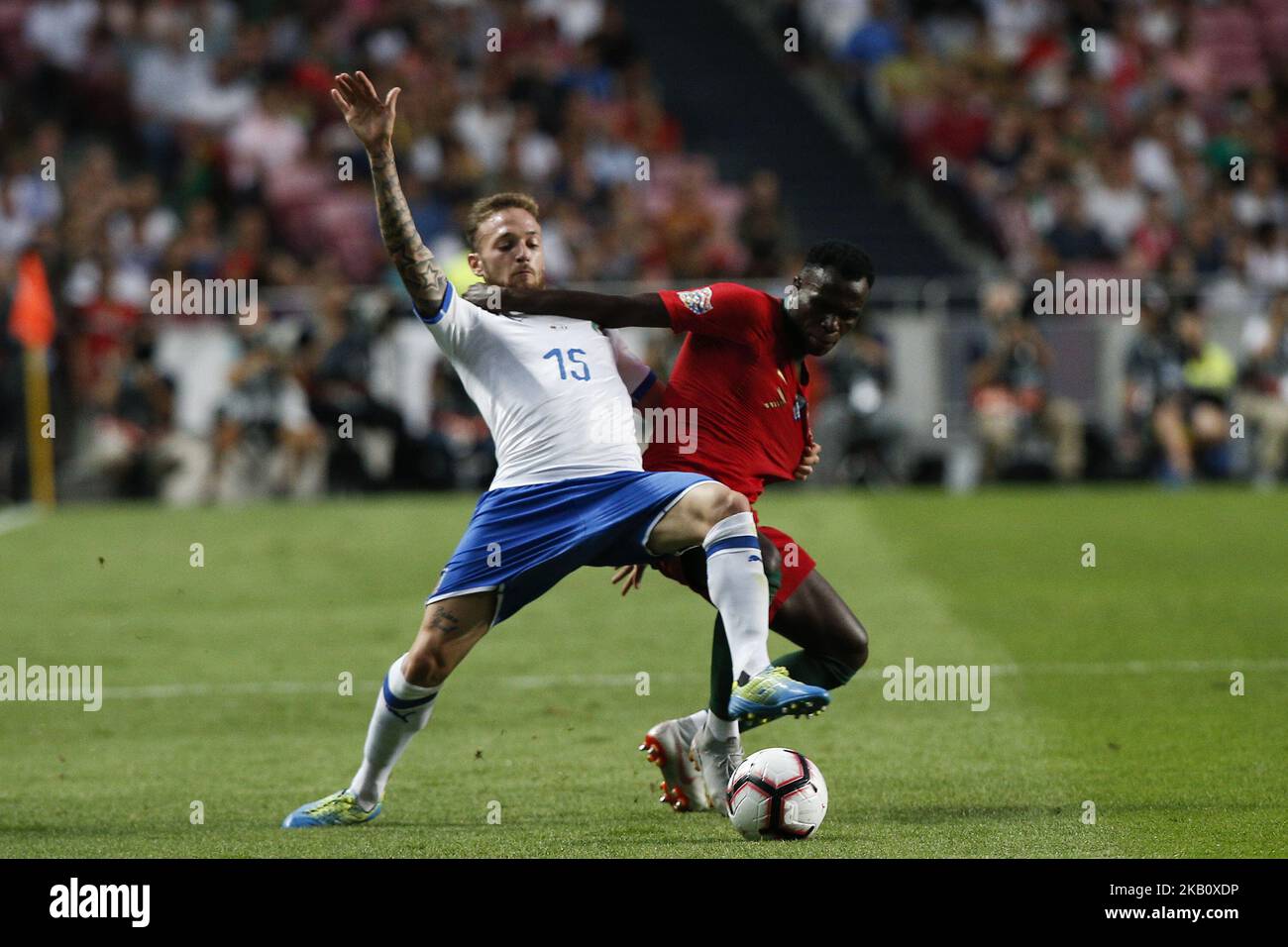 Manuel Lazzari d'Italia e Spal 2013 (L) vies per la palla con Bruma di Portogallo e RB Leipzig (R) durante la UEFA Nations League Una partita di calcio di gruppo tra Portogallo e Italia, a Lisbona, il 10 settembre 2018. (Foto di Carlos Palma/NurPhoto) Foto Stock