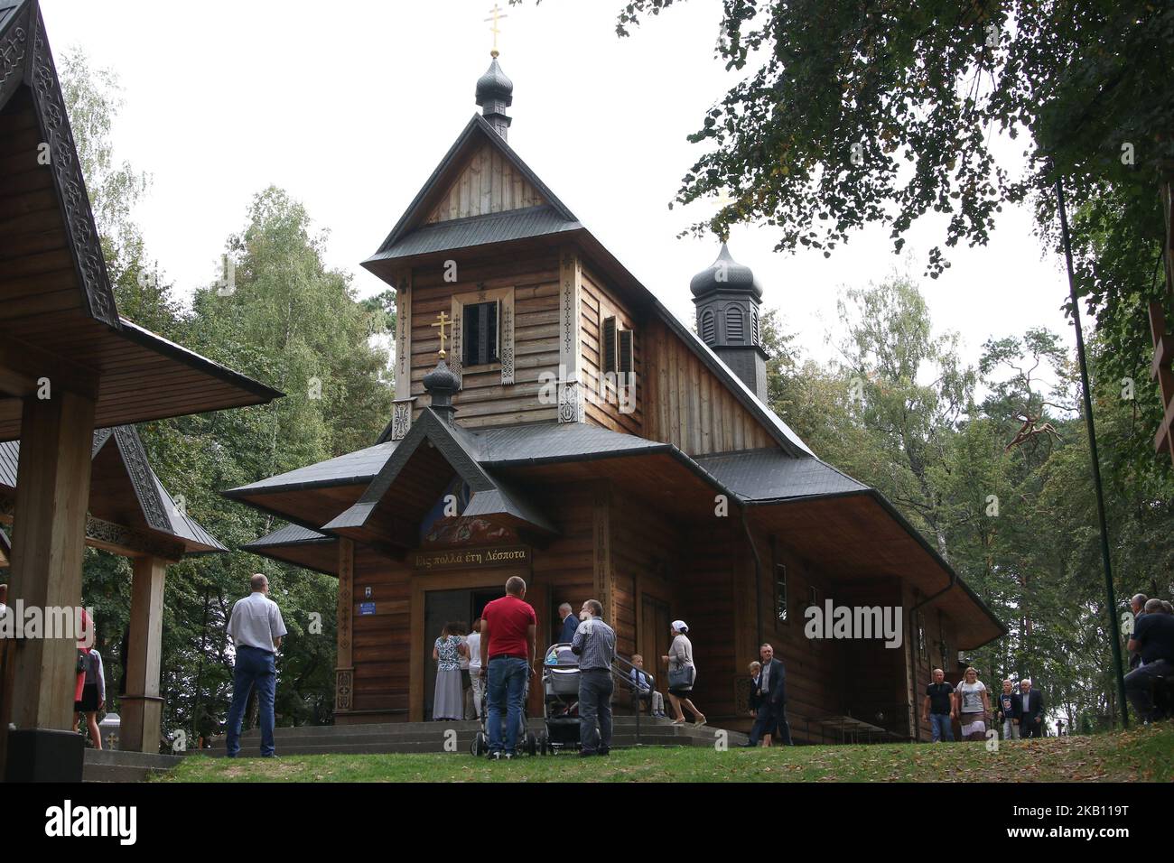 Persone che pregano autside la chiesa si trova a migliaia di croci ortodosse russe, anche noti come ortodossi o bizantini o Suppedaneum croci sono visti a Grabarka, Polonia. Piccola collina coperta da croce Swieta Gora Grabarka situato nella Polonia orientale è la più Santa sede ortodossa in Polonia (Foto di Michal Fludra/NurPhoto) Foto Stock