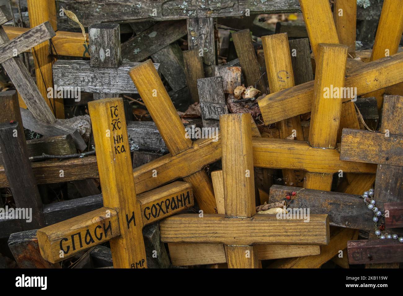 Migliaia di croci ortodosse russe, note anche come croci ortodosse o bizantine o di Suppedaneum sono viste a Grabarka, Polonia. Piccola collina coperta da croce Swieta Gora Grabarka situato nella Polonia orientale è la più Santa sede ortodossa in Polonia (Foto di Michal Fludra/NurPhoto) Foto Stock