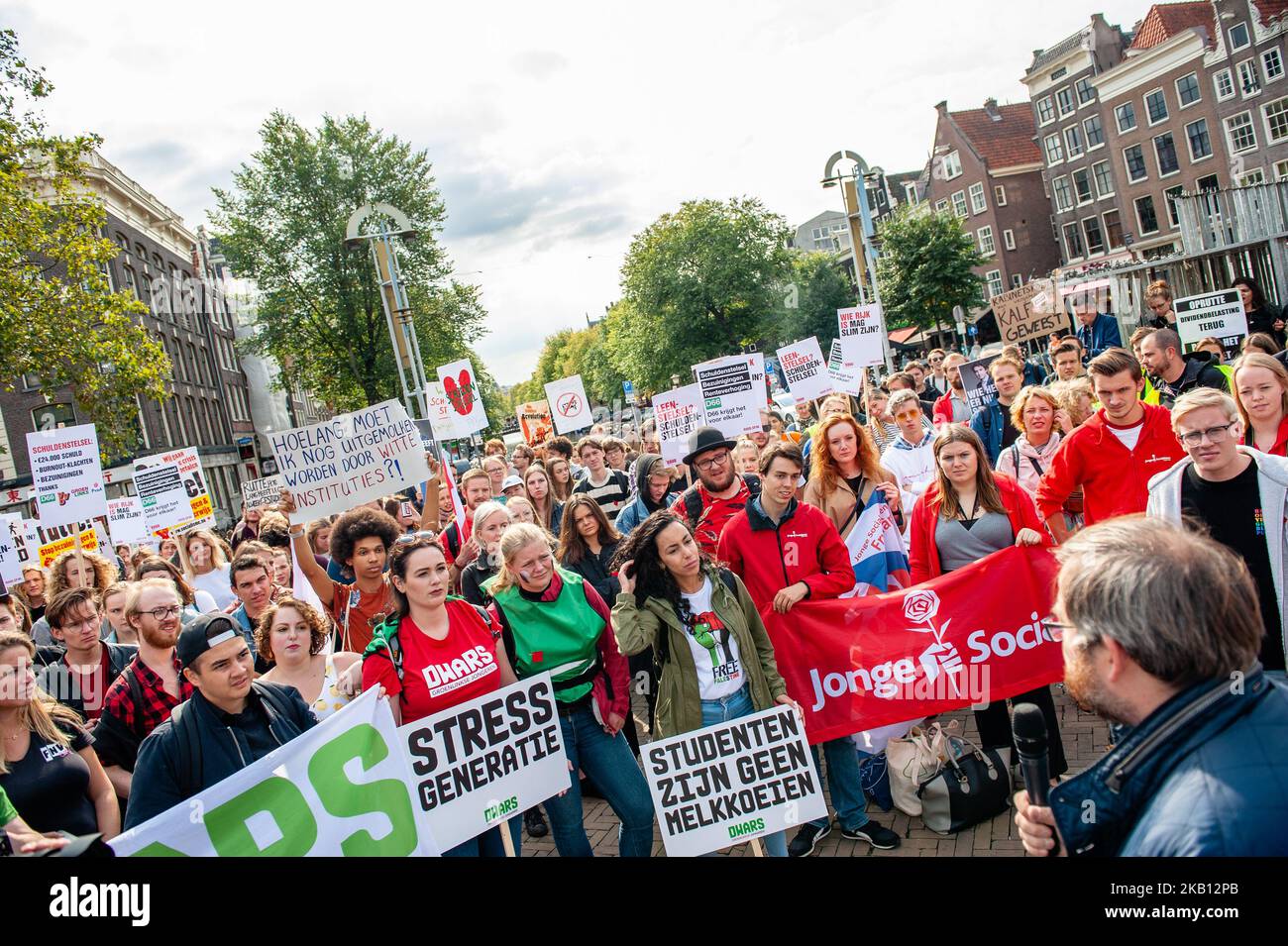 Centinaia di studenti si sono riuniti il 14 settembre 2018 in piazza Dam ad Amsterdam, Paesi Bassi, per protestare contro l'aumento degli interessi sul prestito agli studenti. Il governo olandese intende aumentare gli interessi sui prestiti agli studenti a partire dal 2020, secondo una proposta legislativa inviata la scorsa settimana al Tweede Kamer, la Camera bassa del parlamento olandese. Ciò equivale al 18% di costi mensili più elevati per gli studenti con una capacità di cuscinetto completa. Il sindacato nazionale degli studenti LSVb definisce questa misura inaccettabile e chiede che venga abolita. (Foto di Romy Arroyo Fernandez/NurPhoto) Foto Stock