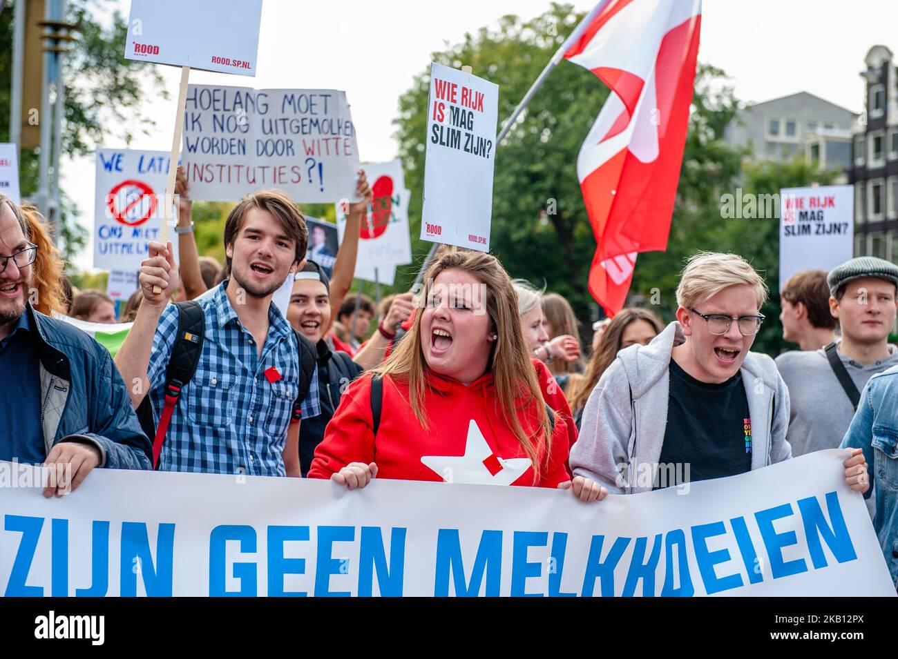 Centinaia di studenti si sono riuniti il 14 settembre 2018 in piazza Dam ad Amsterdam, Paesi Bassi, per protestare contro l'aumento degli interessi sul prestito agli studenti. Il governo olandese intende aumentare gli interessi sui prestiti agli studenti a partire dal 2020, secondo una proposta legislativa inviata la scorsa settimana al Tweede Kamer, la Camera bassa del parlamento olandese. Ciò equivale al 18% di costi mensili più elevati per gli studenti con una capacità di cuscinetto completa. Il sindacato nazionale degli studenti LSVb definisce questa misura inaccettabile e chiede che venga abolita. (Foto di Romy Arroyo Fernandez/NurPhoto) Foto Stock