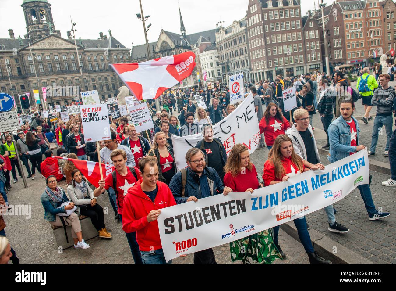 Centinaia di studenti si sono riuniti il 14 settembre 2018 in piazza Dam ad Amsterdam, Paesi Bassi, per protestare contro l'aumento degli interessi sul prestito agli studenti. Il governo olandese intende aumentare gli interessi sui prestiti agli studenti a partire dal 2020, secondo una proposta legislativa inviata la scorsa settimana al Tweede Kamer, la Camera bassa del parlamento olandese. Ciò equivale al 18% di costi mensili più elevati per gli studenti con una capacità di cuscinetto completa. Il sindacato nazionale degli studenti LSVb definisce questa misura inaccettabile e chiede che venga abolita. (Foto di Romy Arroyo Fernandez/NurPhoto) Foto Stock