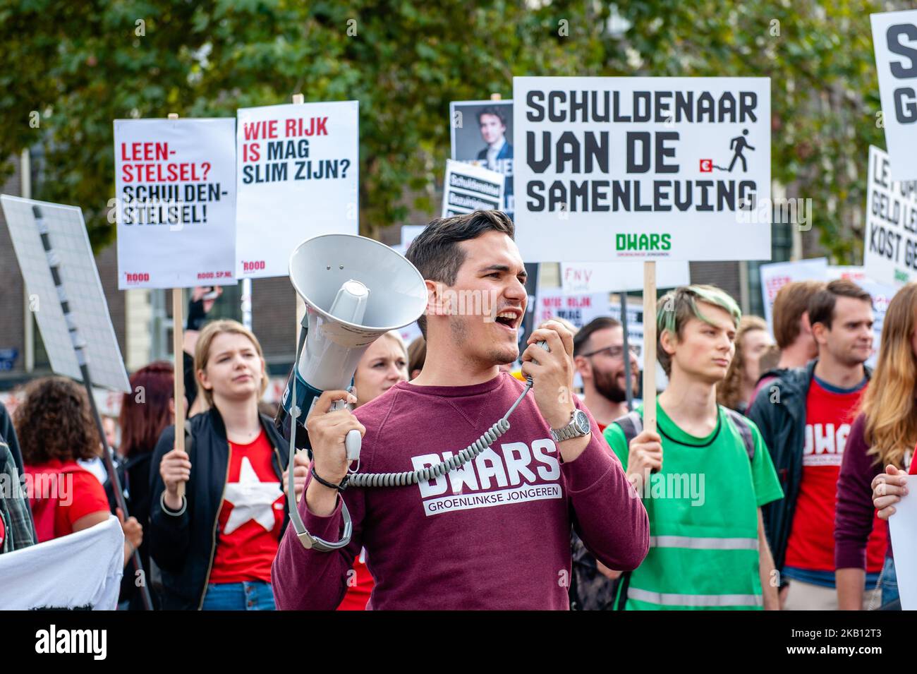 Centinaia di studenti si sono riuniti il 14 settembre 2018 in piazza Dam ad Amsterdam, Paesi Bassi, per protestare contro l'aumento degli interessi sul prestito agli studenti. Il governo olandese intende aumentare gli interessi sui prestiti agli studenti a partire dal 2020, secondo una proposta legislativa inviata la scorsa settimana al Tweede Kamer, la Camera bassa del parlamento olandese. Ciò equivale al 18% di costi mensili più elevati per gli studenti con una capacità di cuscinetto completa. Il sindacato nazionale degli studenti LSVb definisce questa misura inaccettabile e chiede che venga abolita. (Foto di Romy Arroyo Fernandez/NurPhoto) Foto Stock