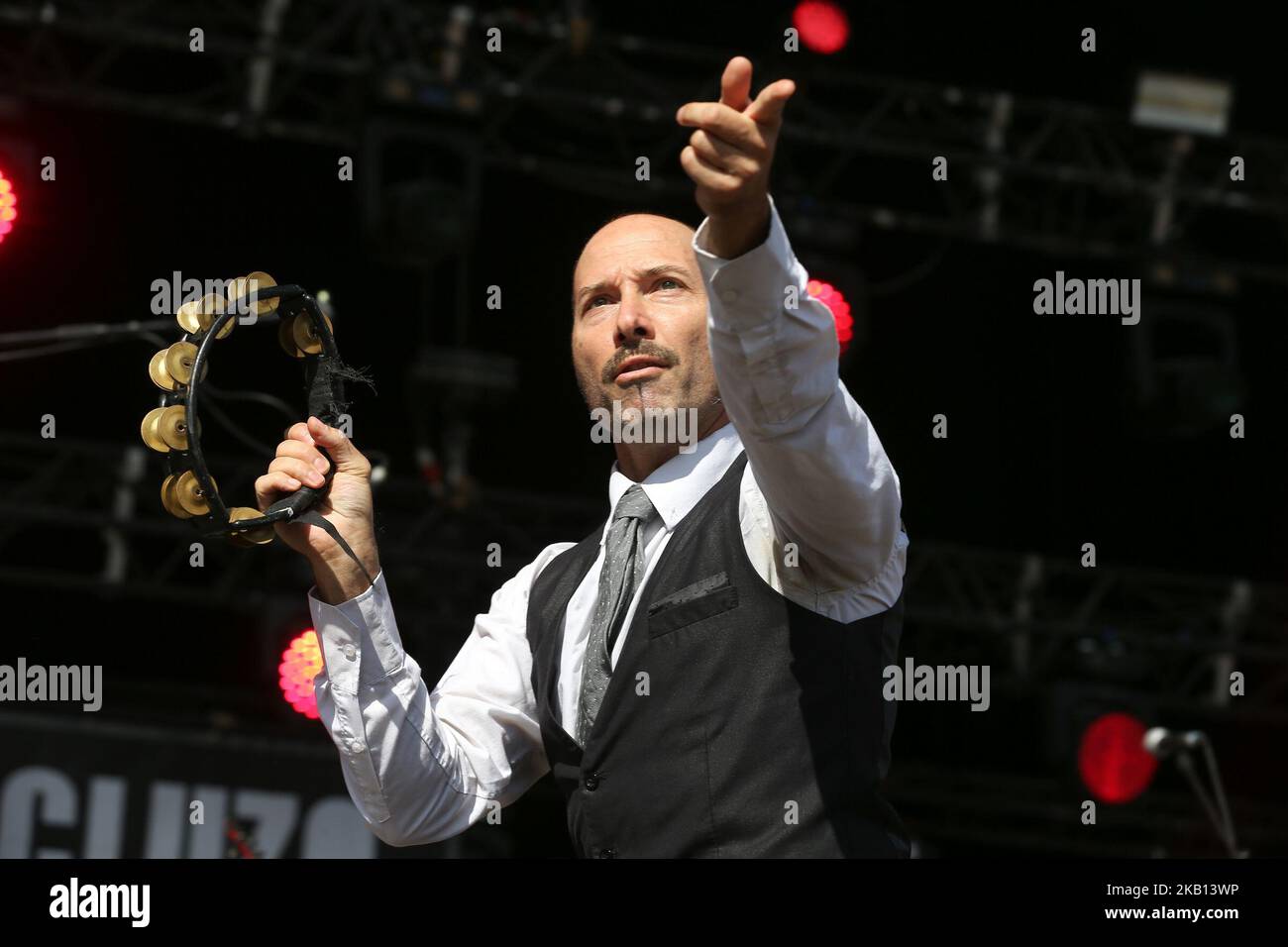 Il batterista/cantante di sostegno Phil Jourdain (C) della band francese Ispettore Cluzo suona sul palco durante il Festival dell'umanità (Fete de l'Humanité), un evento politico e festival musicale organizzato dal partito comunista francese (PCF) il 15 settembre 2018 a la Courneuve, fuori Parigi. Vantando un atteggiamento e un sistema completamente fai da te in ogni aspetto, hanno gestito la propria produzione, gestione, prenotazione, etichetta e promozione sin dall'inizio, eppure sono diventati indiscutibilmente una delle band più hard-touring della Francia. Inoltre gestiscono la propria fattoria biologica basata sulla Guascogna, Lou casse, di cui si wi Foto Stock