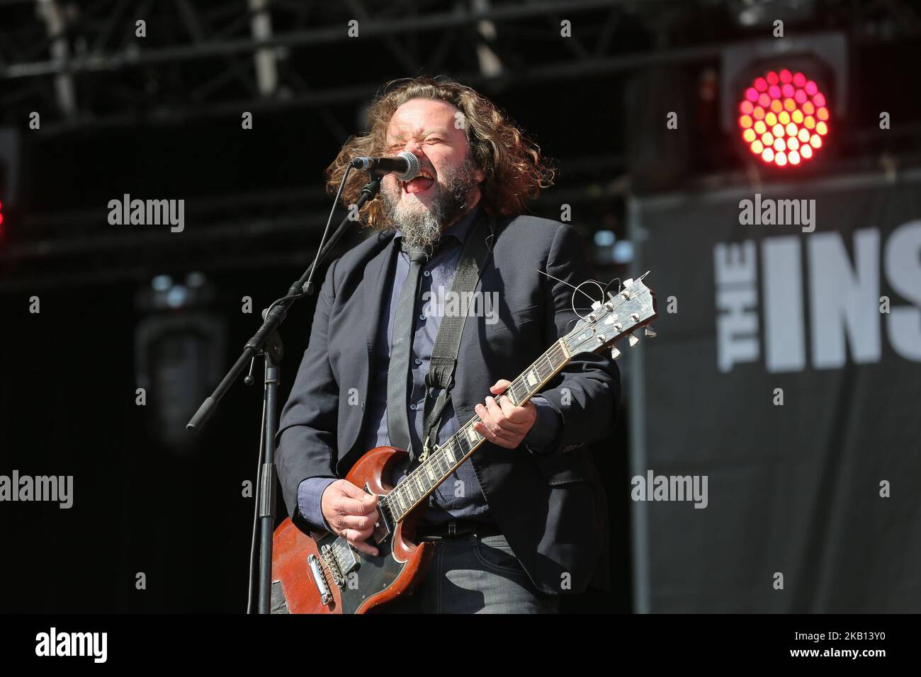 Il chitarrista/cantante Malcom Lacrouts (C) della band francese Ispettore Cluzo suona sul palco durante il Festival dell'umanità (Fete de l'Humanité), un evento politico e festival musicale organizzato dal Partito comunista francese (PCF) il 15 settembre 2018 a la Courneuve, fuori Parigi. Vantando un atteggiamento e un sistema completamente fai da te in ogni aspetto, hanno gestito la propria produzione, gestione, prenotazione, etichetta e promozione sin dall'inizio, eppure sono diventati indiscutibilmente una delle band più hard-touring della Francia. Inoltre gestiscono la loro propria fattoria biologica basata sulla Guascogna, Lou casse, da cui s Foto Stock