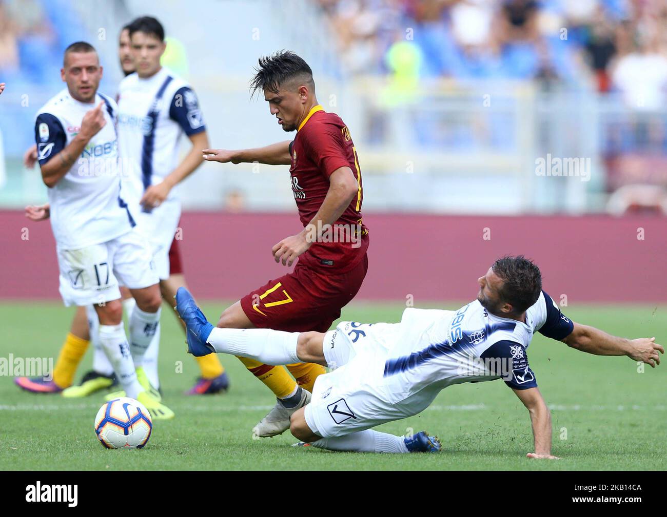 AS Roma v Chievo Verona - Serie A Perparim Hetemaj of Chievo Verona affronta Cengiz Under of Roma allo Stadio Olimpico di Roma il 16 settembre 2018 Foto Matteo Ciambelli / NurPhoto (Foto di Matteo Ciambelli/NurPhoto) Foto Stock