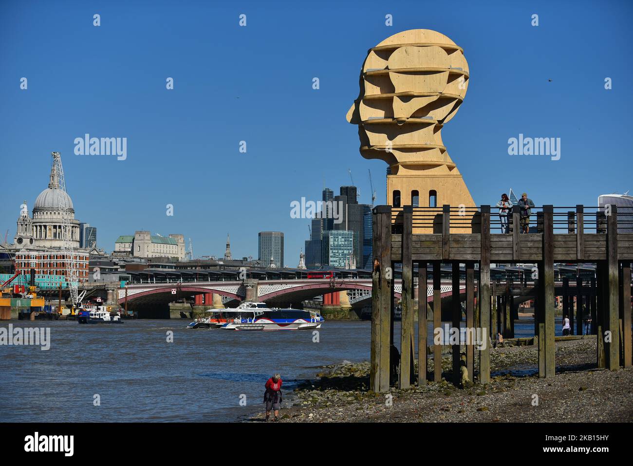 Un'installazione raffigurante una testa umana è raffigurata presso il punto di osservazione della Southbank di Londra, come parte della London Design Biennale 2018, per aumentare la consapevolezza della salute mentale, Londra il 16 settembre 2018. (Foto di Alberto Pezzali/NurPhoto) Foto Stock