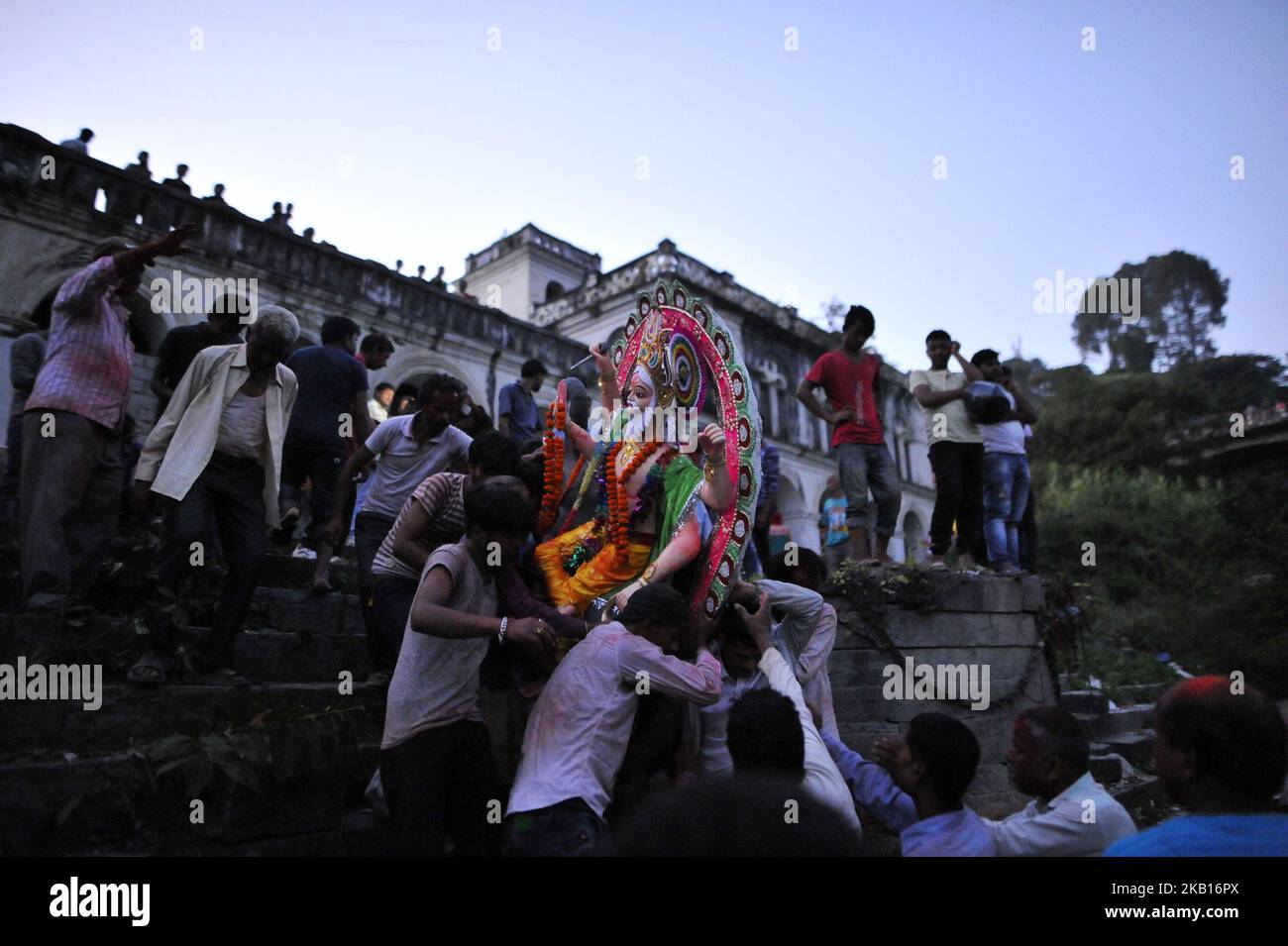 Le persone nepalesi che trasportano l'idolo di lord Vishwakarma per immergersi nel fiume Bagmati a Kathmandu, Nepal, martedì 18 settembre 2018. Vishwakarma è la divinità del potere creativo considerato il creatore originale, architetto, ingegnere divino dell'universo. (Foto di Narayan Maharjan/NurPhoto) Foto Stock