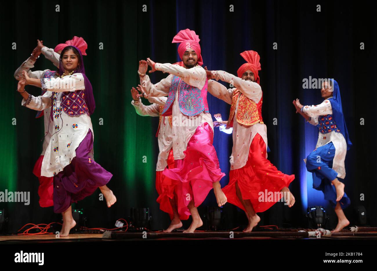 I ballerini di bhangra si esibiscono a Mississauga, Ontario, Canada, il 15 settembre 2018. (Foto di Creative Touch Imaging Ltd./NurPhoto) Foto Stock