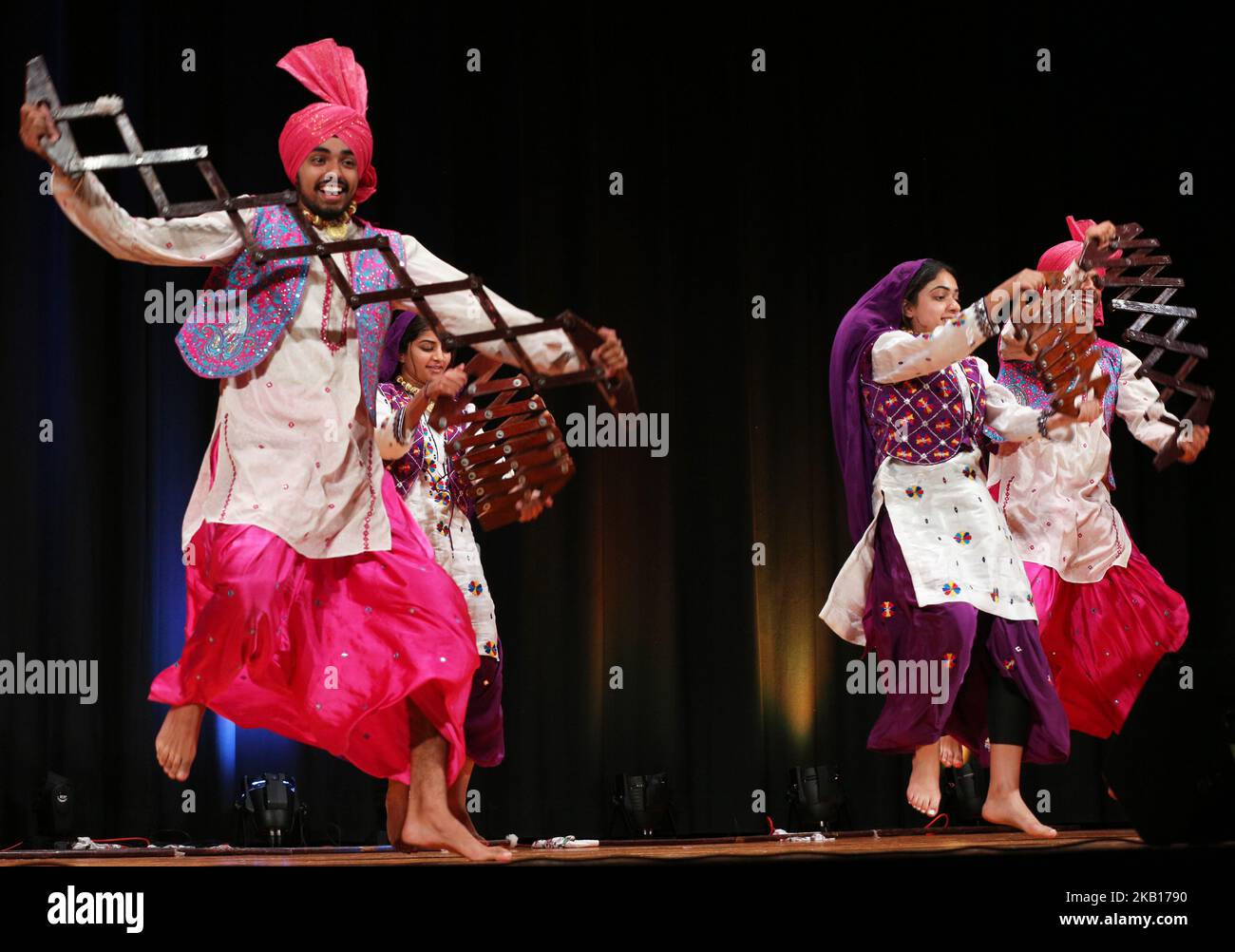 I ballerini di bhangra si esibiscono a Mississauga, Ontario, Canada, il 15 settembre 2018. (Foto di Creative Touch Imaging Ltd./NurPhoto) Foto Stock