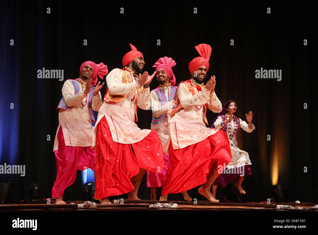 I ballerini di bhangra si esibiscono a Mississauga, Ontario, Canada, il 15 settembre 2018. (Foto di Creative Touch Imaging Ltd./NurPhoto) Foto Stock