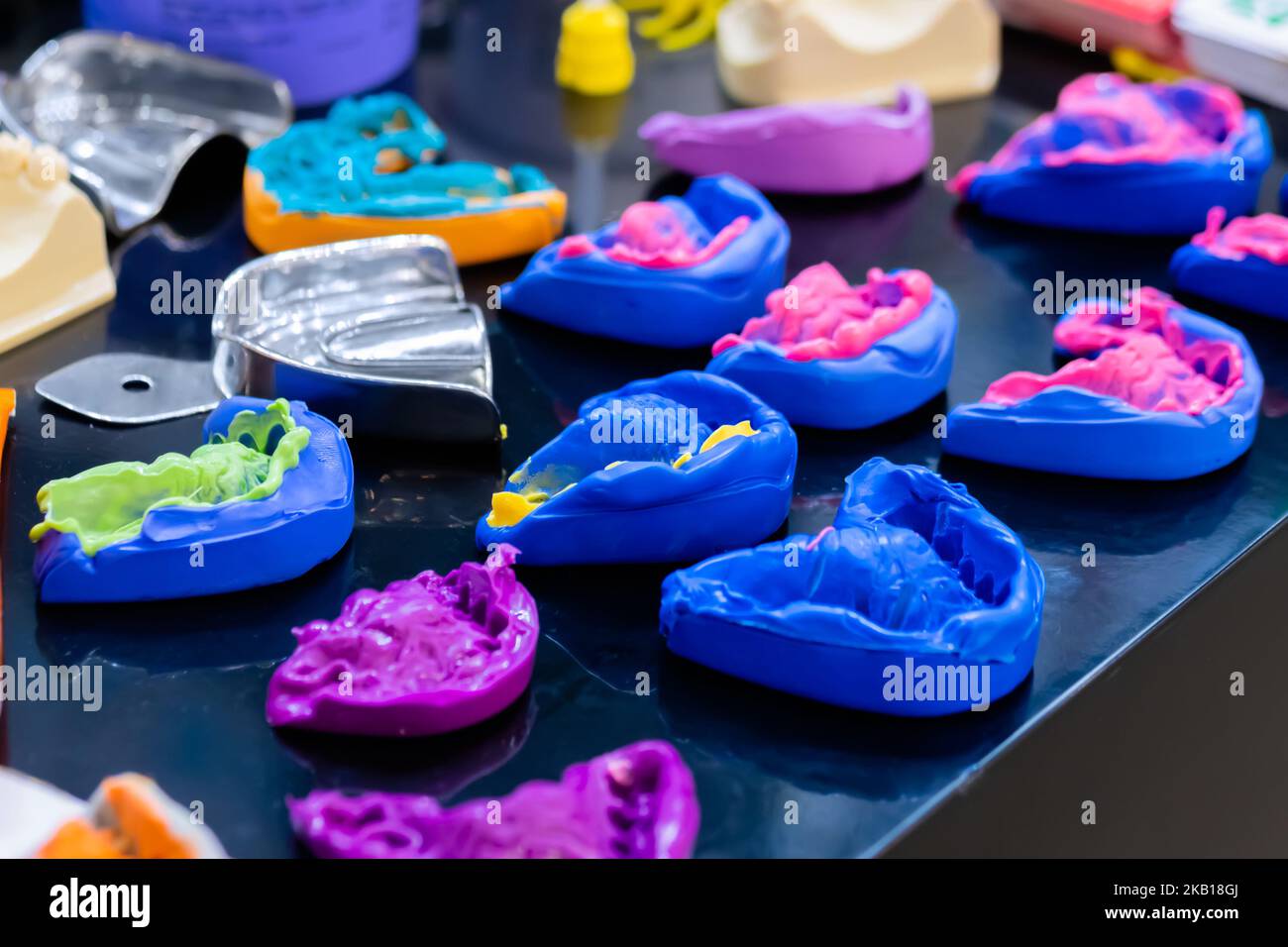 Diverse impressioni dentali alla mostra medica Foto Stock