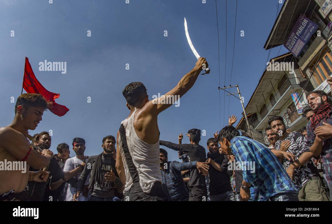 I mori musulmani sciiti di Kashmiri grida slogan religiosi mentre tentano di far uscire la processione di Muharram il 19 settembre 2018 a Srinagar, la capitale estiva degli indiani amministrato Kashmir, India. Decine di lutto musulmani sciiti sono stati arrestati dalla polizia indiana mentre cercavano di partecipare alla processione durante Muharram, il primo mese del calendario lunare islamico, i musulmani piangono per l'uccisione del nipote del profeta Maometto, Imam Hussain, Che fu assassinato dai suoi rivali politici insieme a 72 compagni nel 680 d.C. in Iraq. I musulmani sciiti piangono flagellandosi con coltelli e spade. IO Foto Stock