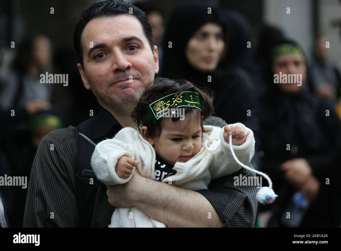 I lutto musulmani sciiti partecipano a una processione di Muharram a Toronto, Ontario, Canada, il 20 settembre 2018. Centinaia di musulmani sciiti scesero per le strade per commemorare la morte del terzo Imam, Hussein, ucciso insieme a 72 dei suoi compagni in una battaglia contro l'esercito del VII secolo califfo Yazid. In linea con la natura militare di queste processioni di Ashura, i lutto simulano l'autoflagellazione e si inculano sulle loro casse fino al grumo di un tamburo di basso e al crepitio di un serpente. (Foto di Creative Touch Imaging Ltd./NurPhoto) Foto Stock